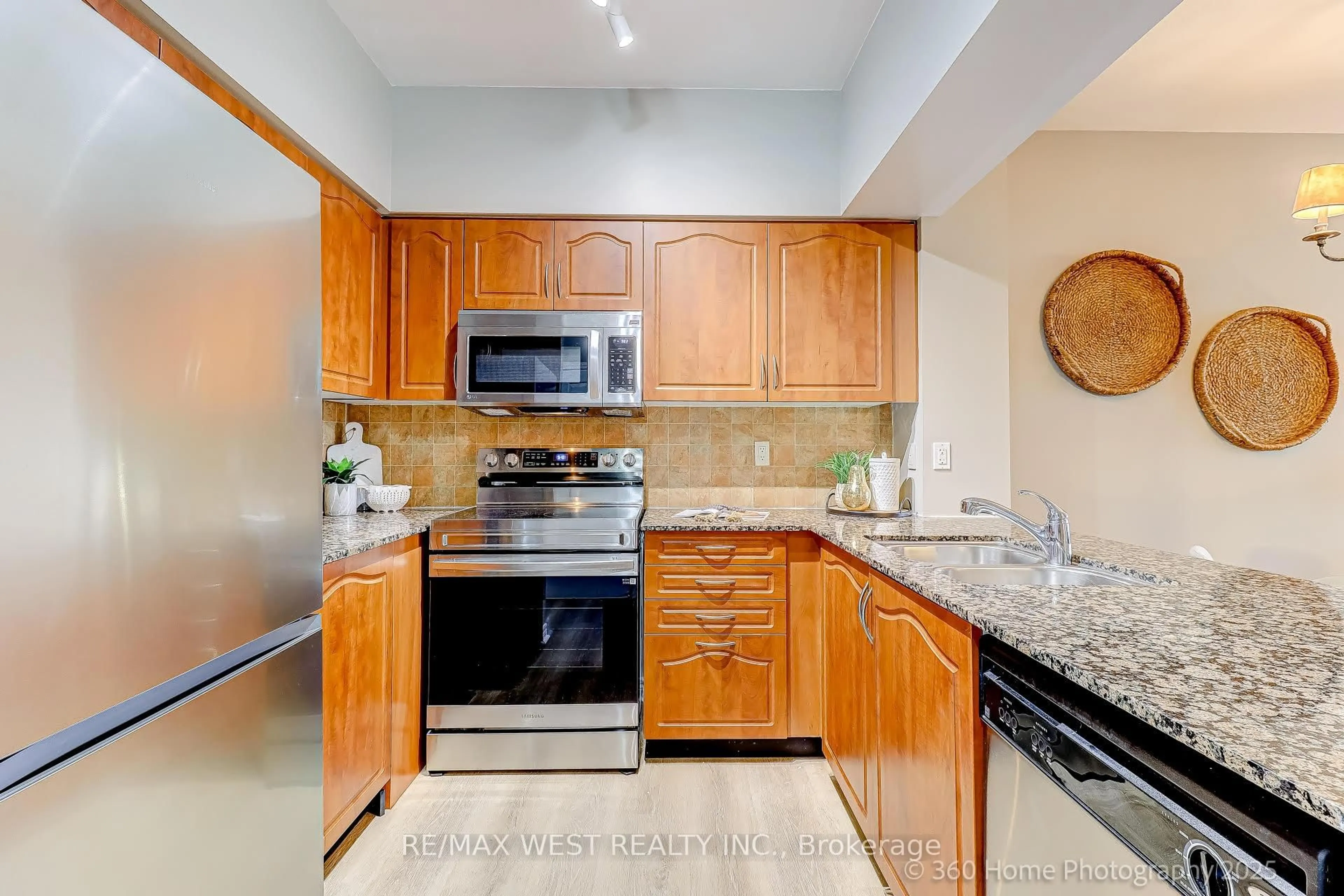 Standard kitchen, ceramic/tile floor for 350 Red Maple Rd #802, Richmond Hill Ontario L4C 0T5