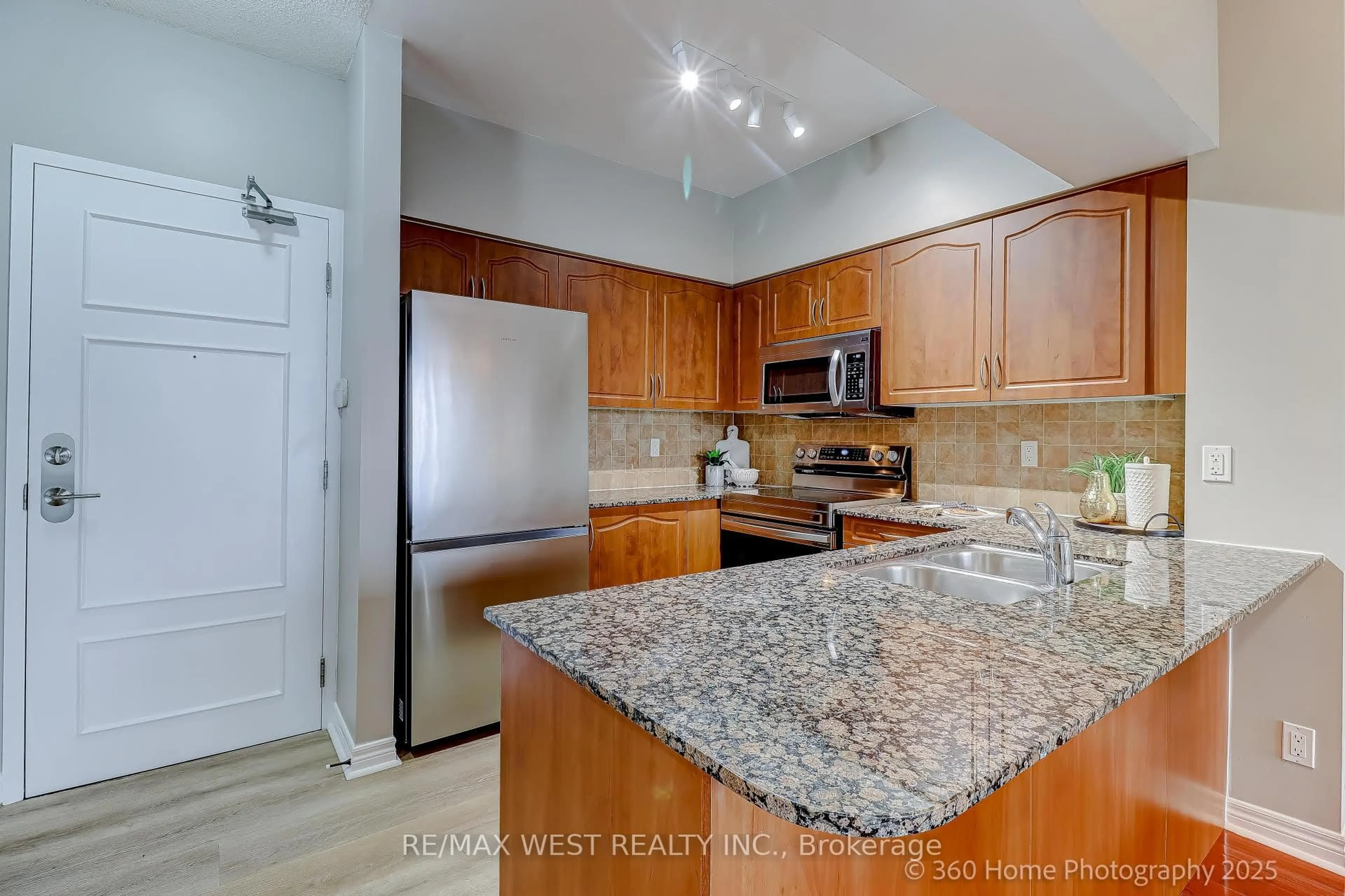 Standard kitchen, unknown for 350 Red Maple Rd #802, Richmond Hill Ontario L4C 0T5