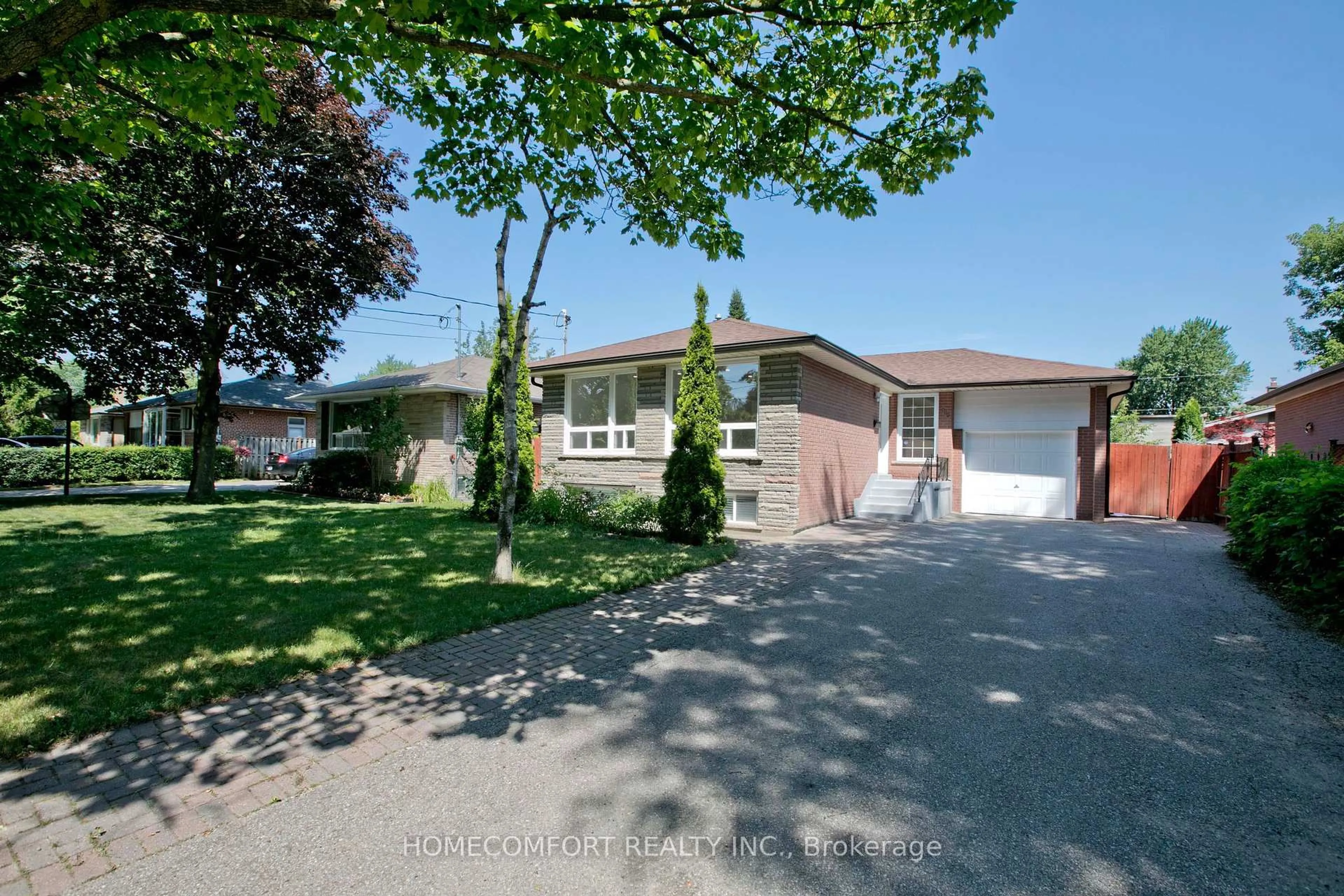 A pic from outside/outdoor area/front of a property/back of a property/a pic from drone, street for 435 Taylor Mills Dr, Richmond Hill Ontario L4C 2T3