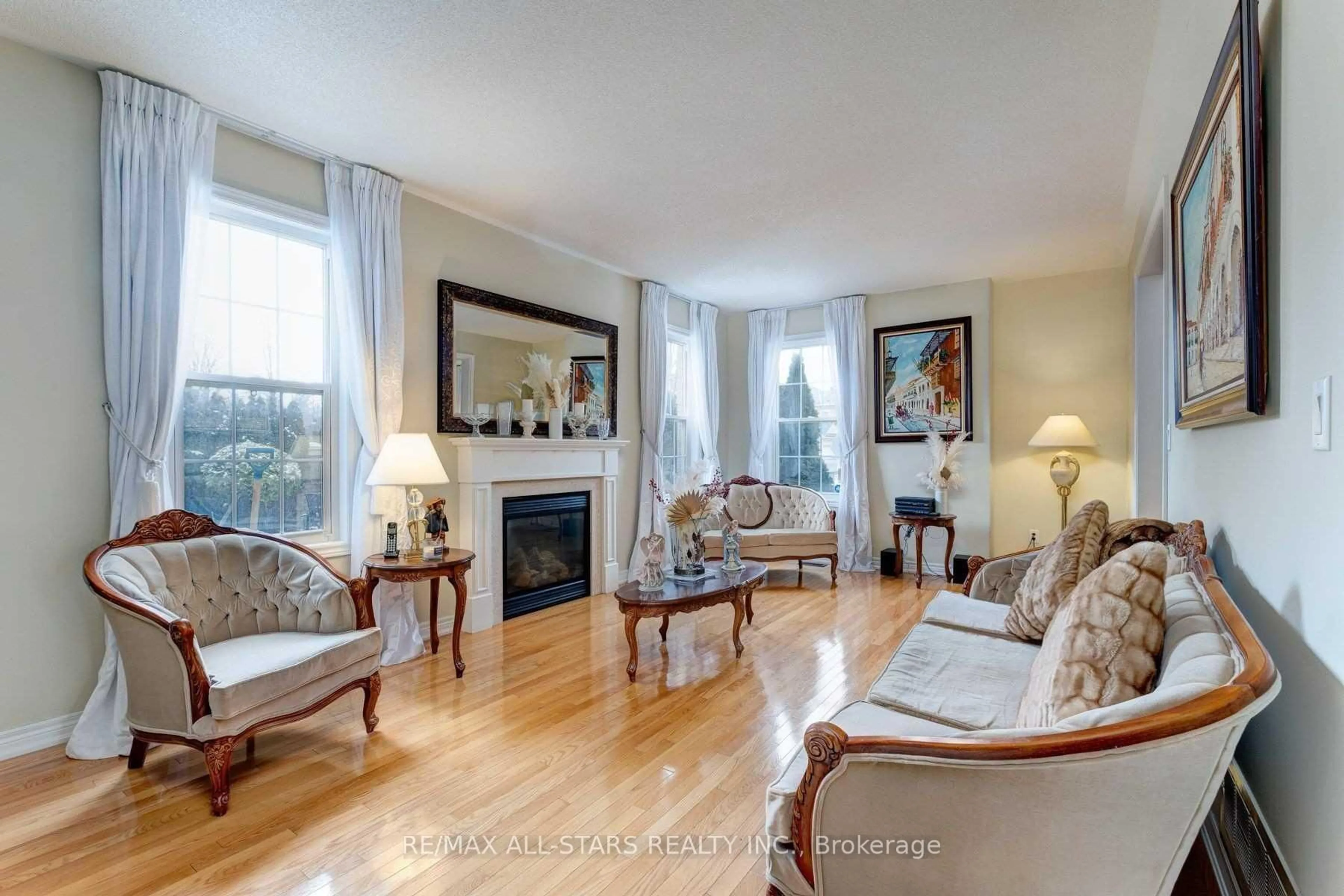 Living room with furniture, wood/laminate floor for 18 Orr Farm Rd, Markham Ontario L6C 0A3