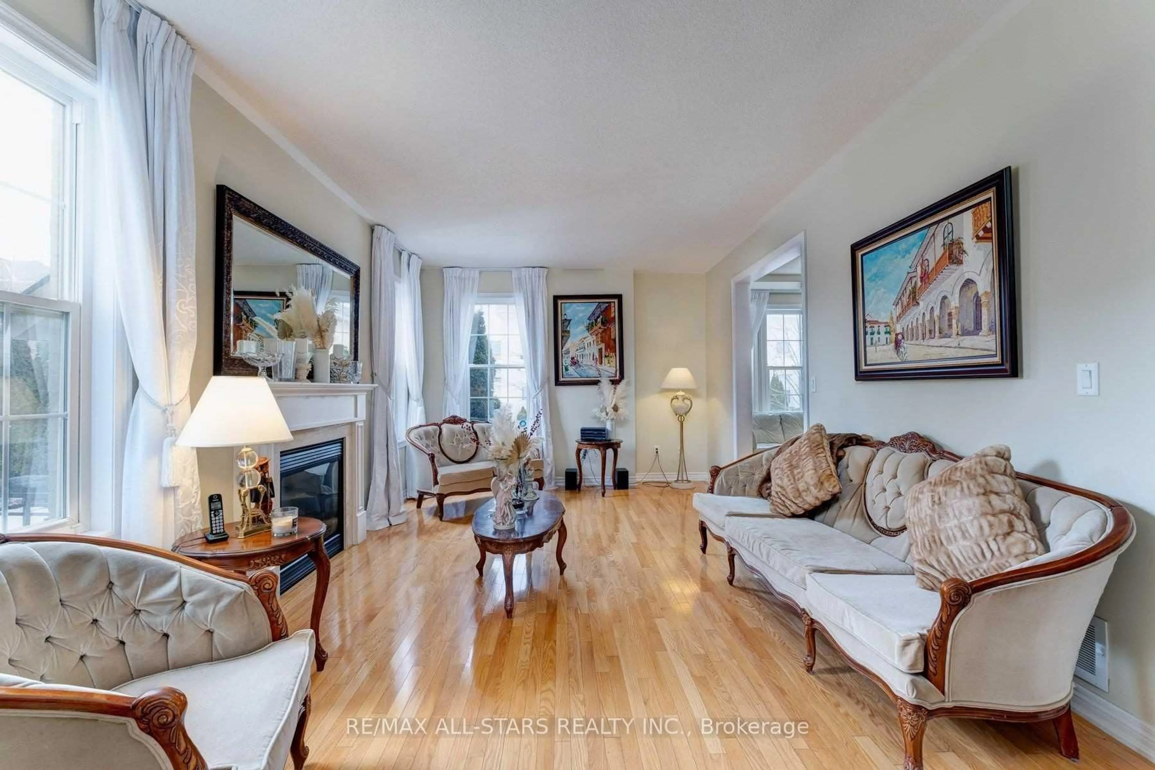Living room with furniture, wood/laminate floor for 18 Orr Farm Rd, Markham Ontario L6C 0A3