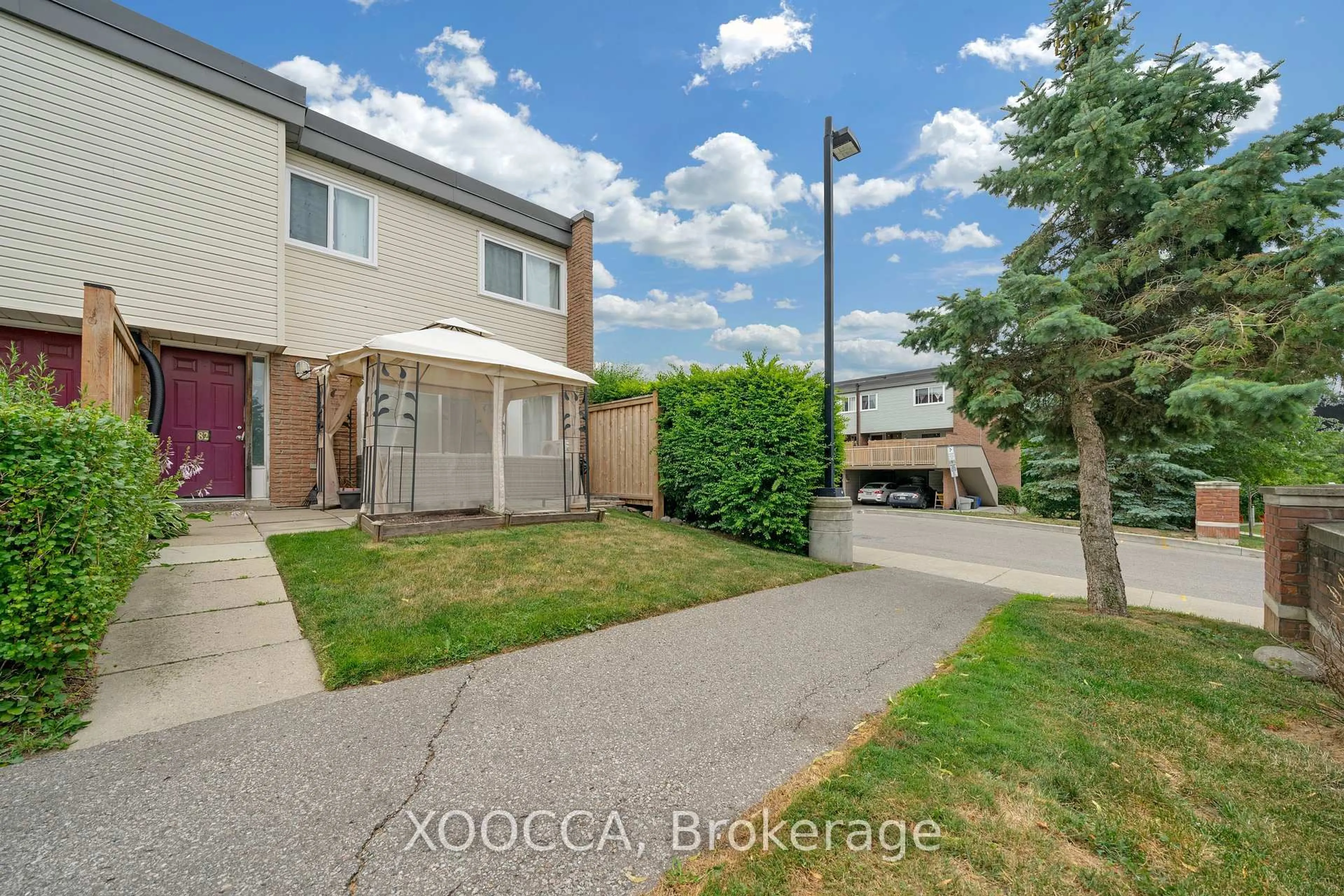 A pic from outside/outdoor area/front of a property/back of a property/a pic from drone, street for 80 Springfair Ave, Aurora Ontario L4G 3M2