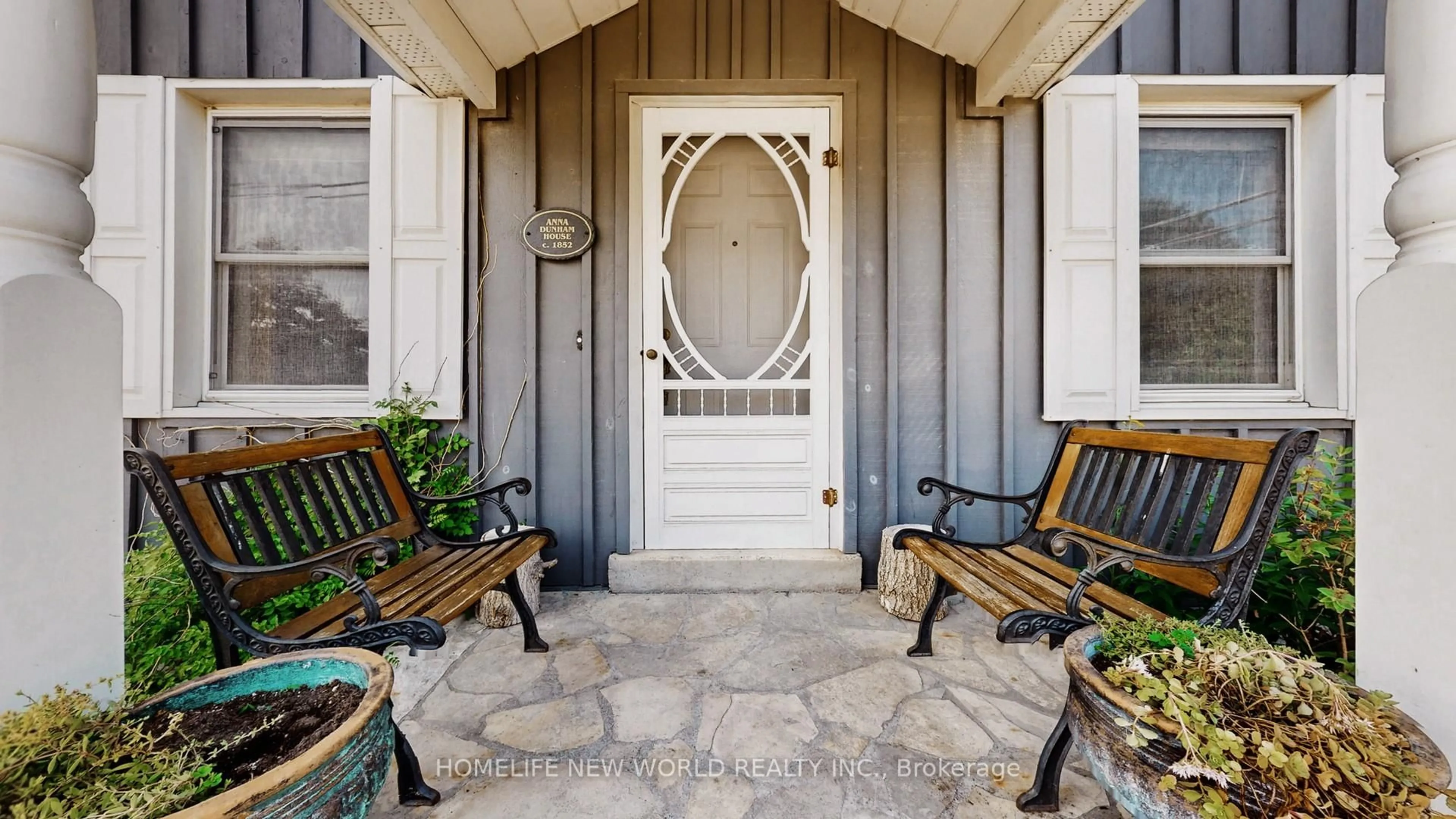 Indoor entryway for 18770 Leslie St, East Gwillimbury Ontario L0G 1V0