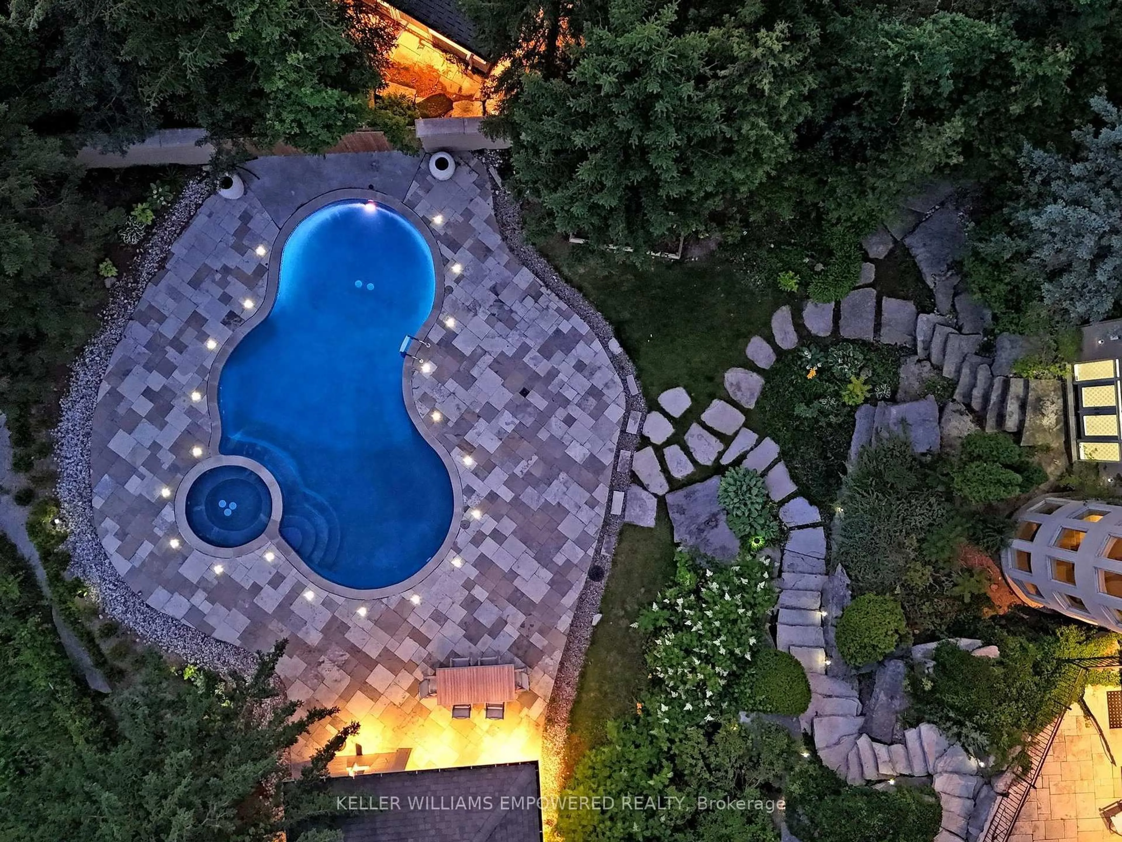 A pic from outside/outdoor area/front of a property/back of a property/a pic from drone, street for 90 Humberview Dr, Vaughan Ontario L4H 1B5