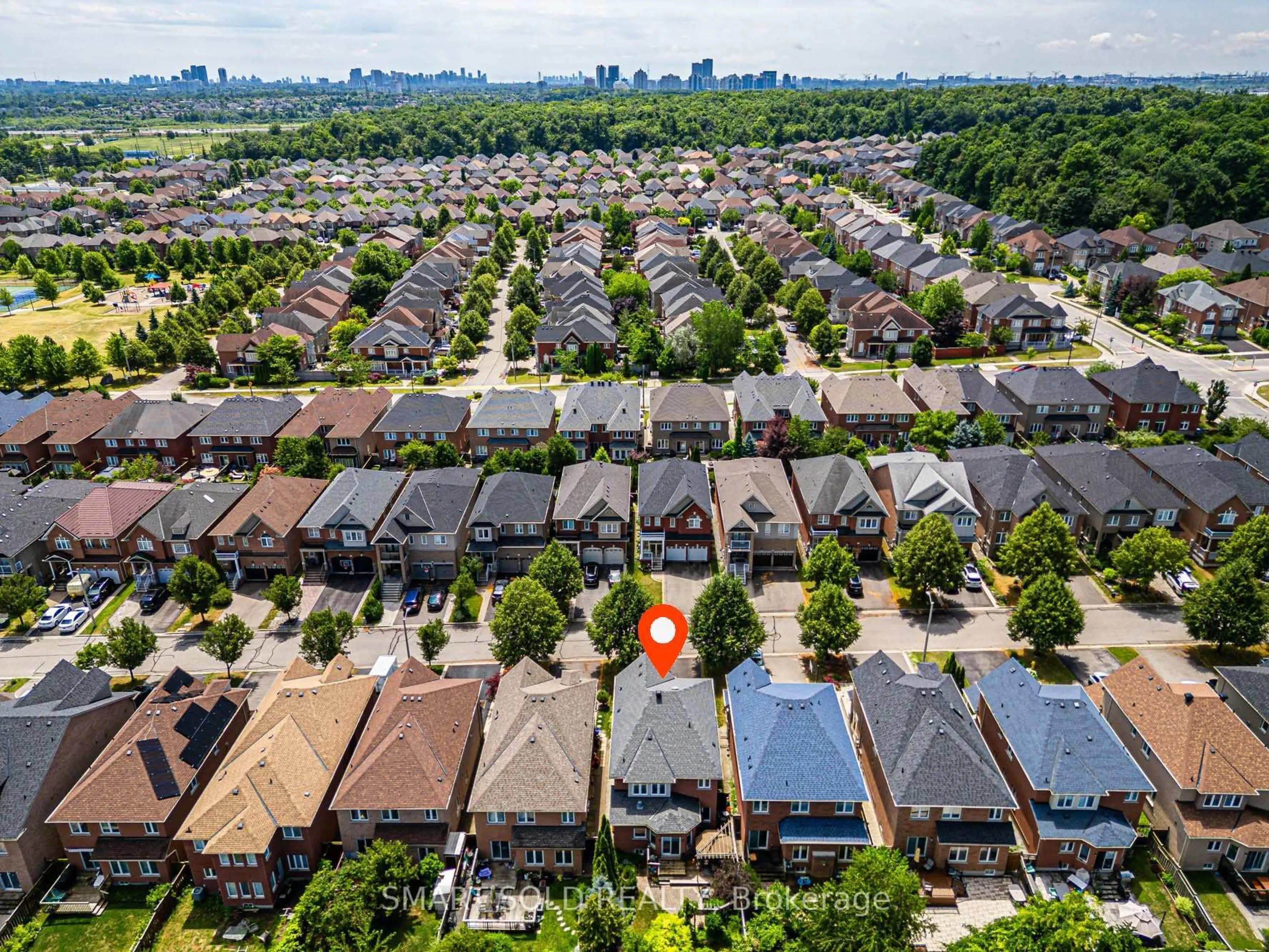 A pic from outside/outdoor area/front of a property/back of a property/a pic from drone, street for 66 RAVEL Dr, Vaughan Ontario L4J 8Z3