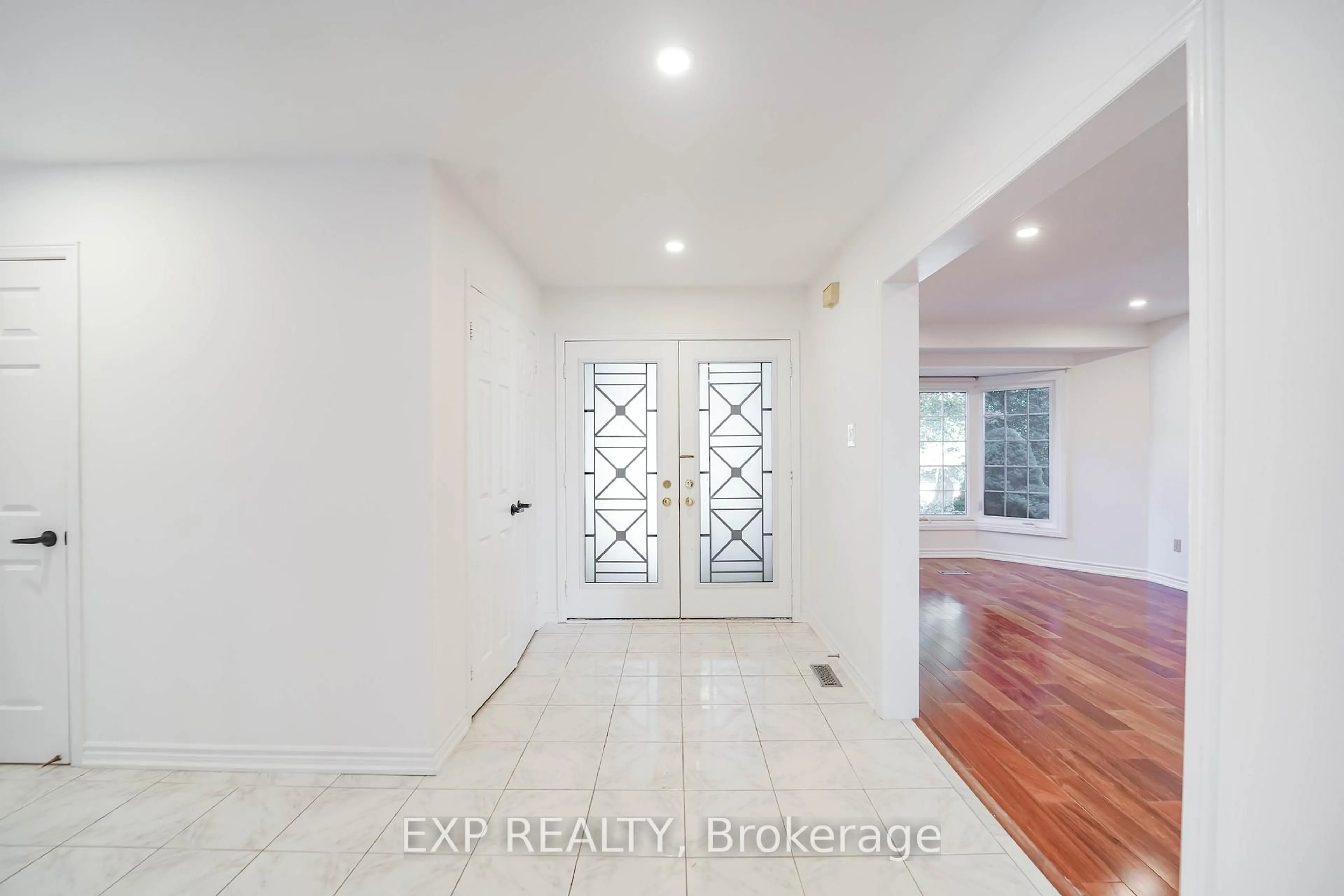 Indoor entryway for 195 Savage Rd, Newmarket Ontario L3X 1R6