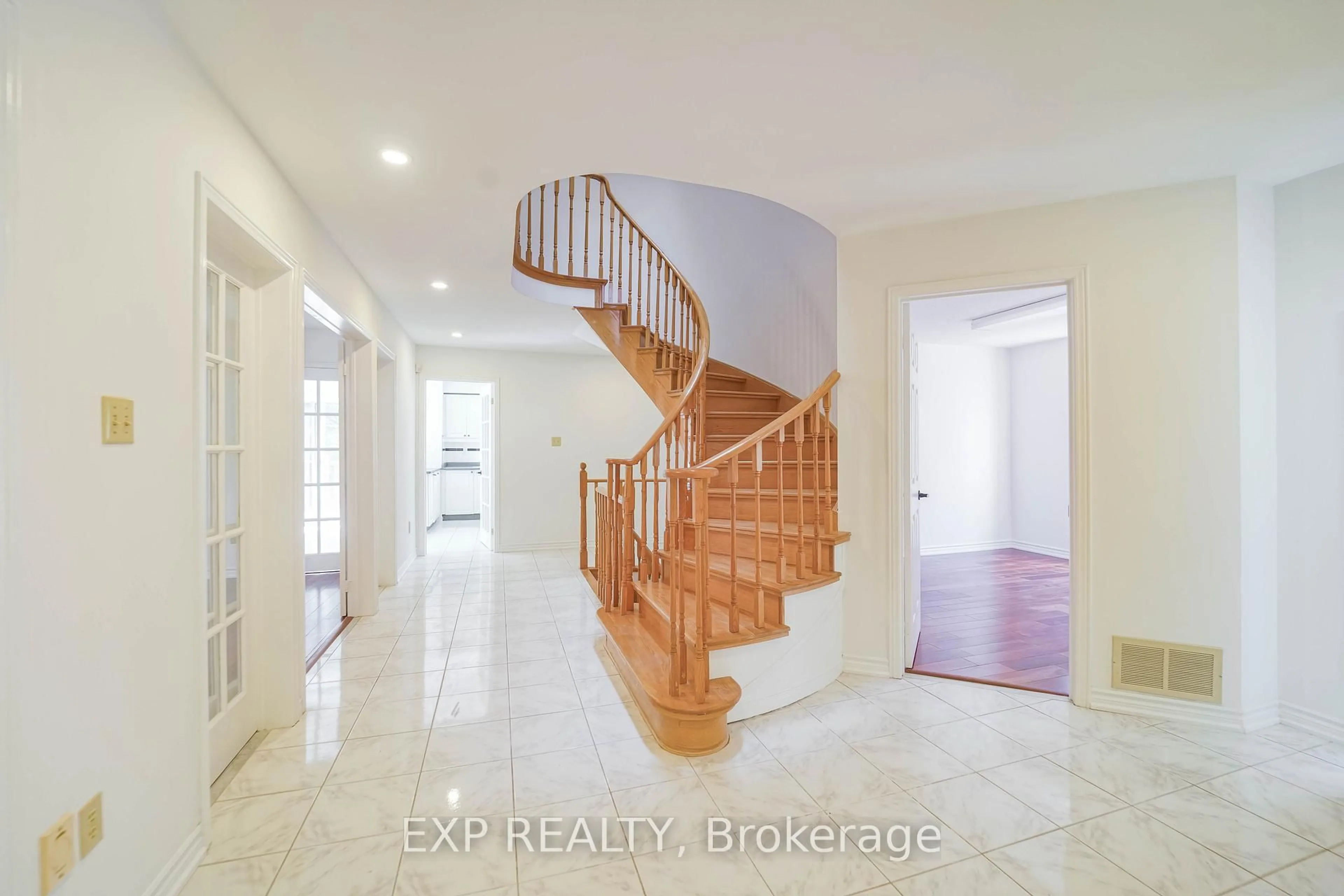 Unknown for 195 Savage Rd, Newmarket Ontario L3X 1R6