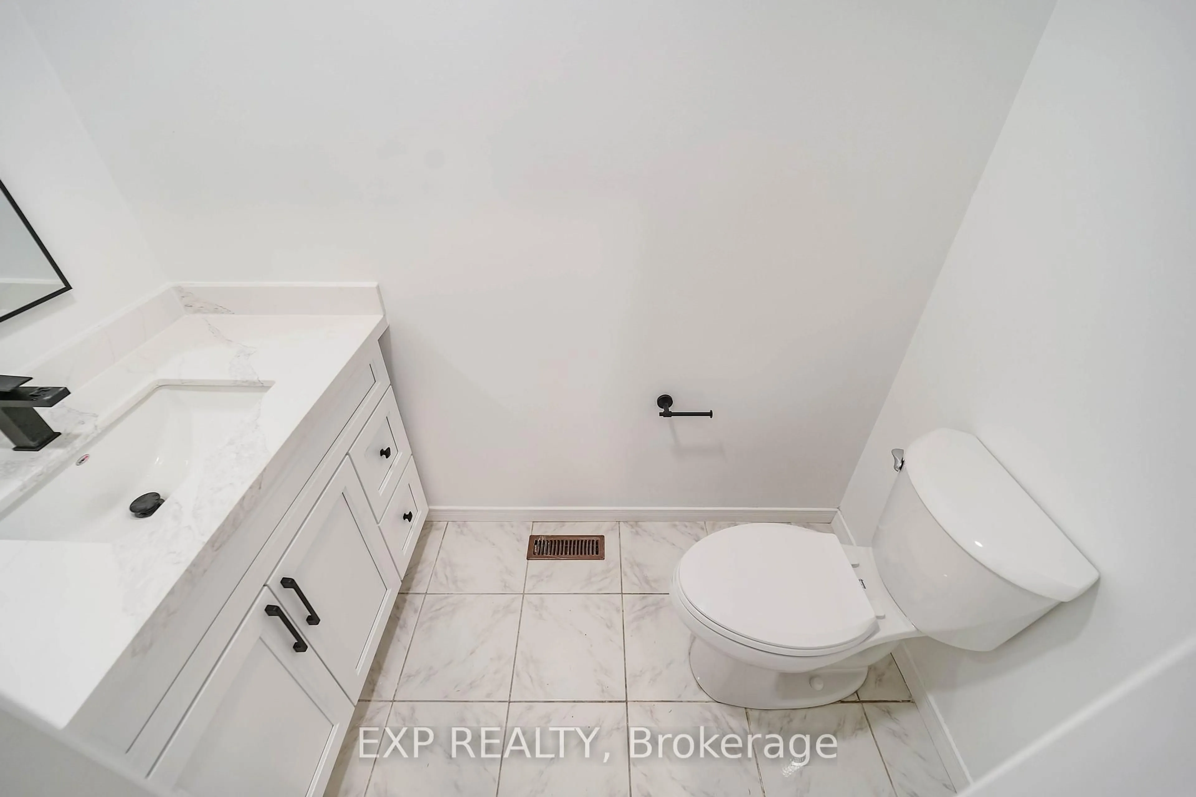 Standard bathroom, ceramic/tile floor for 195 Savage Rd, Newmarket Ontario L3X 1R6