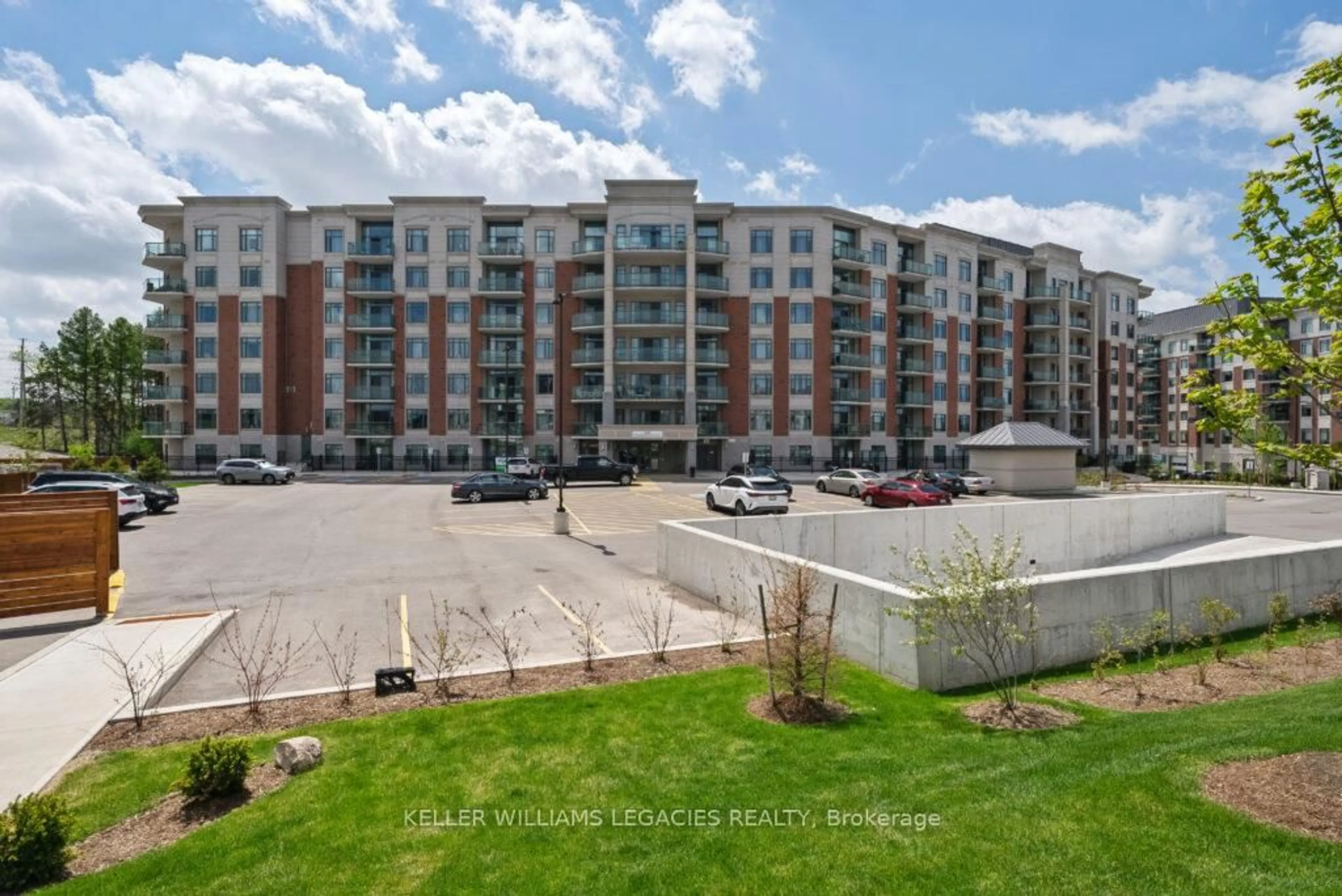 A pic from outside/outdoor area/front of a property/back of a property/a pic from drone, unknown for 460 William Graham Dr #113, Aurora Ontario L4G 1X9