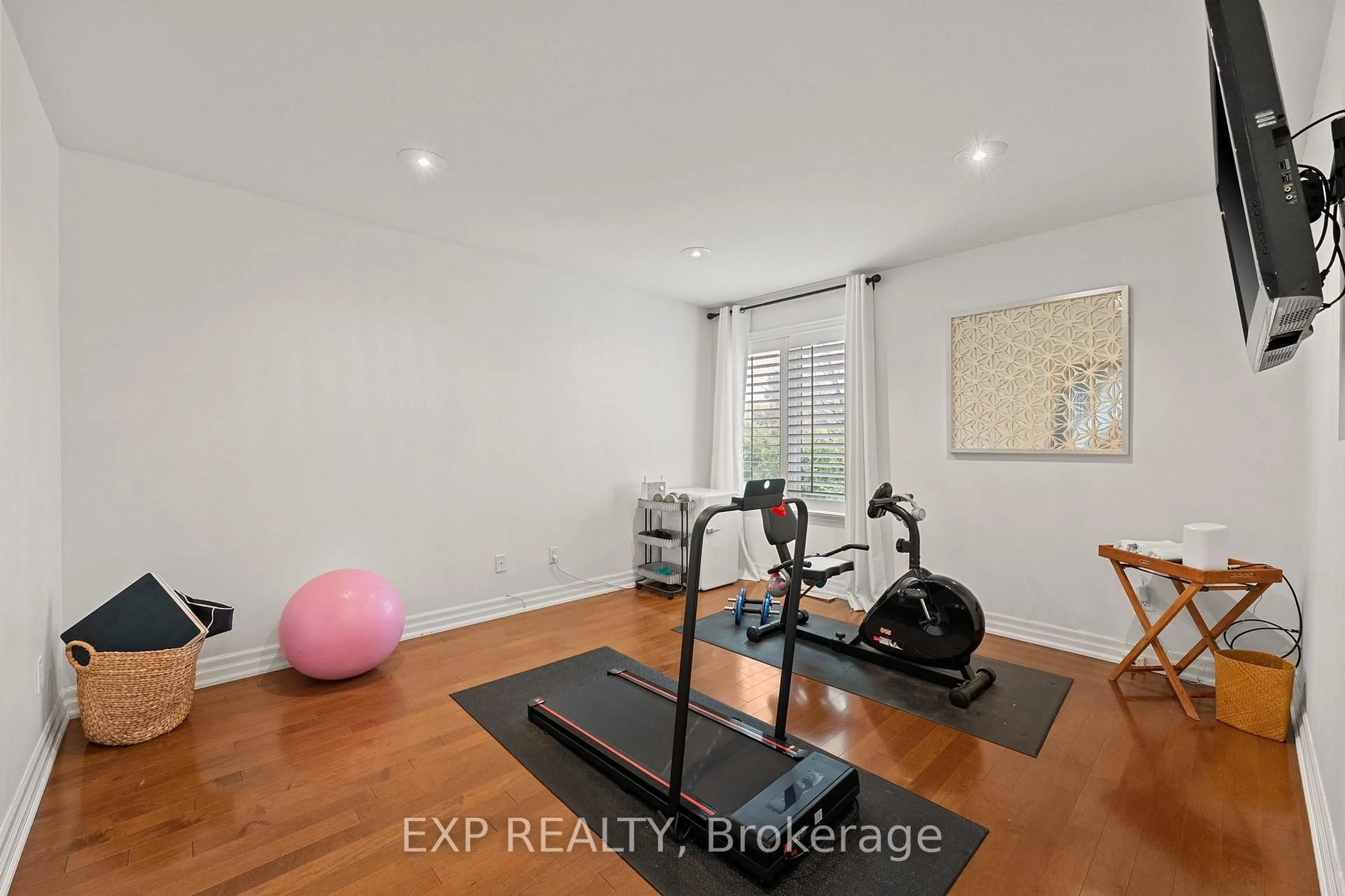 Gym or fitness room for 112 Tyler St, Aurora Ontario L4G 2N3