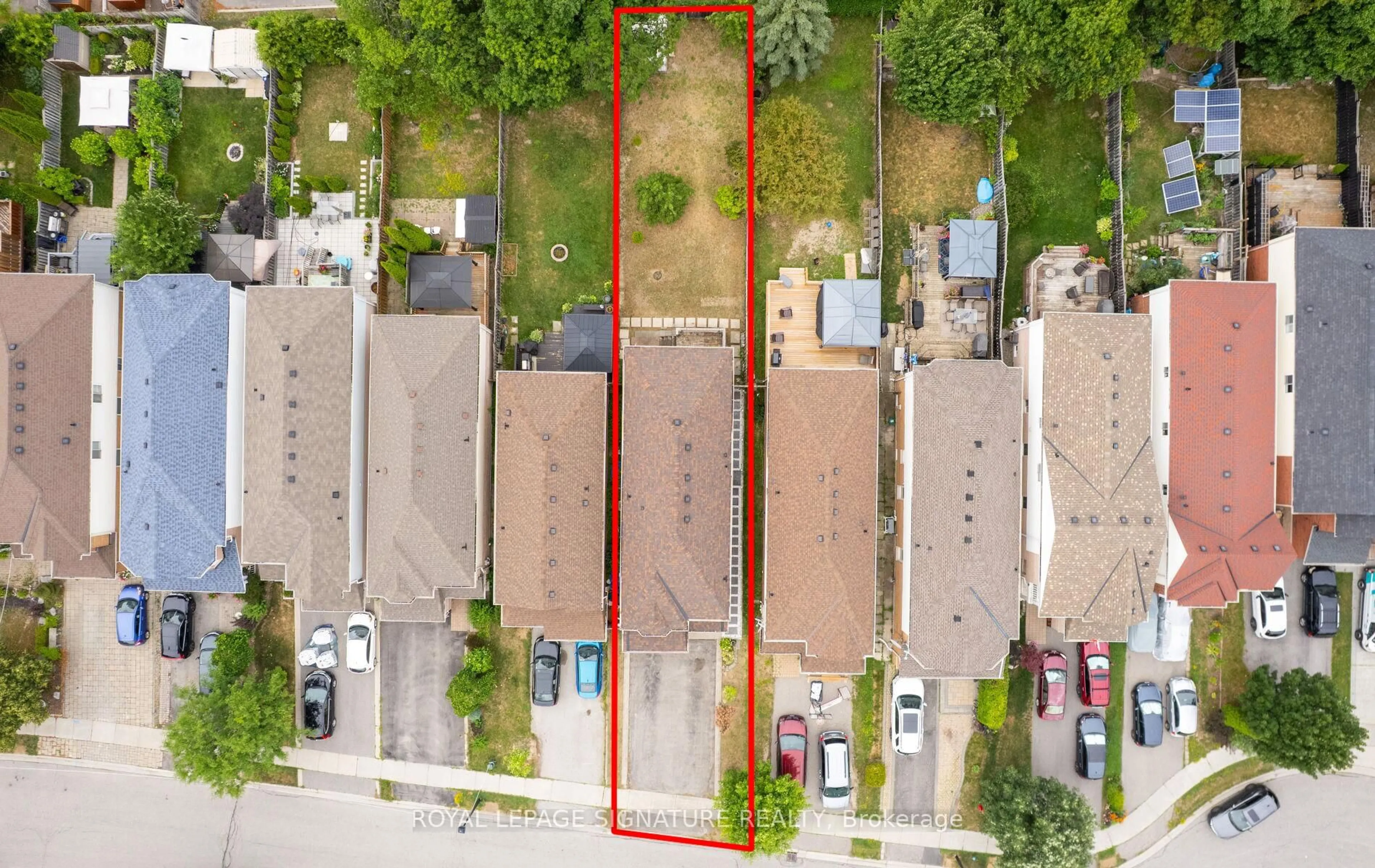 A pic from outside/outdoor area/front of a property/back of a property/a pic from drone, street for 541 Pelletier Crt, Newmarket Ontario L3X 2N7