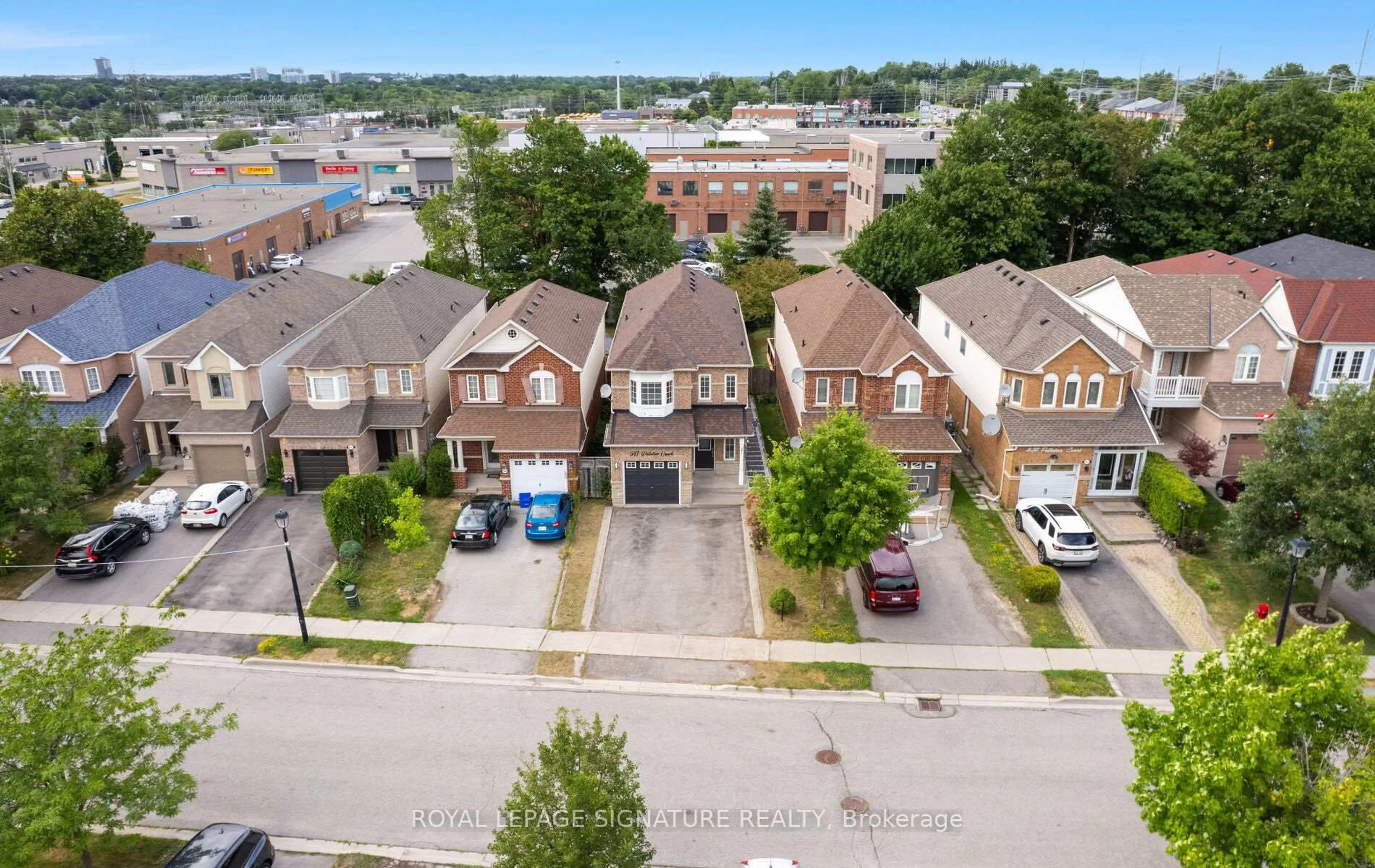 A pic from outside/outdoor area/front of a property/back of a property/a pic from drone, street for 541 Pelletier Crt, Newmarket Ontario L3X 2N7
