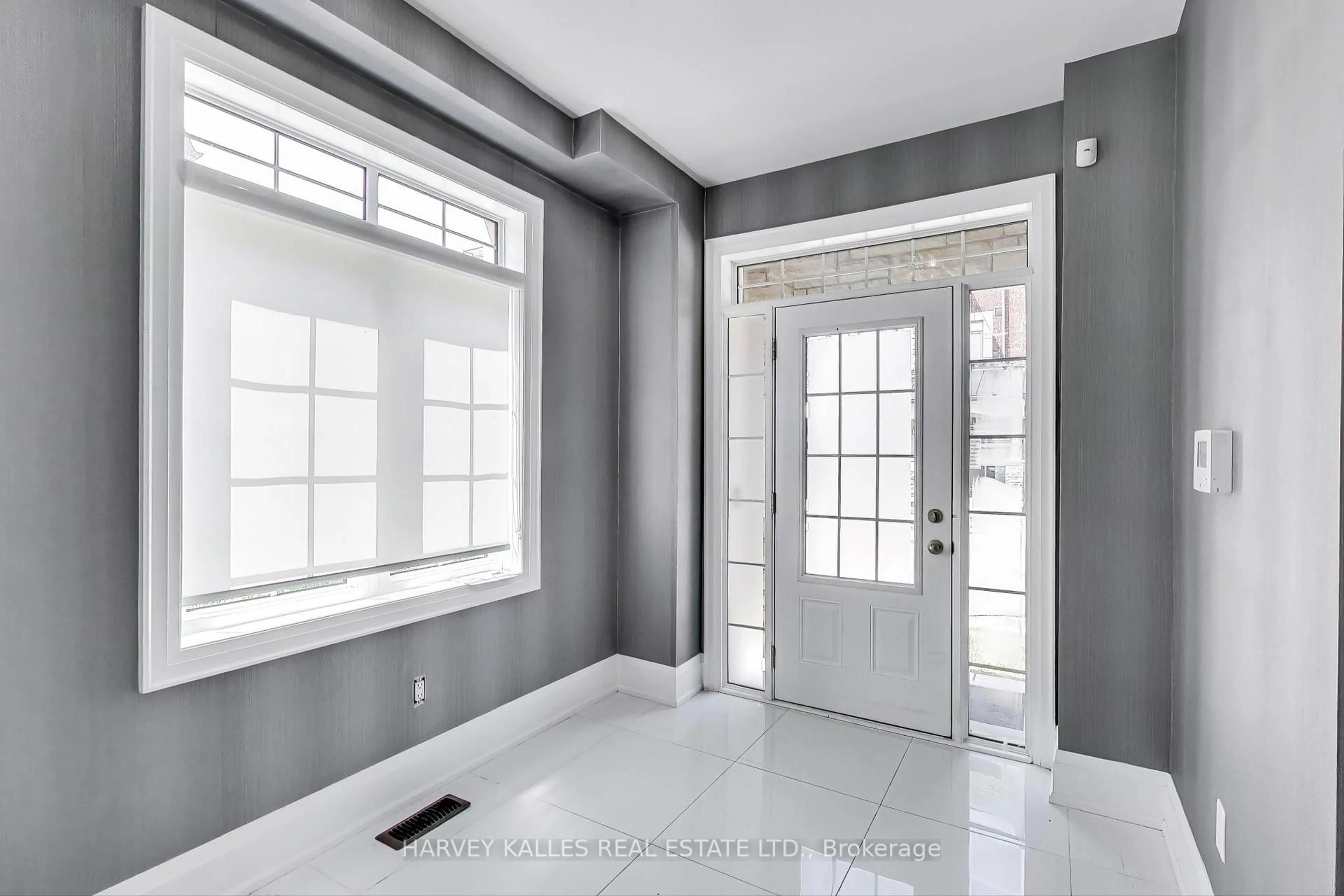Indoor entryway for 37 Ingleside St, Vaughan Ontario L4L 0H9