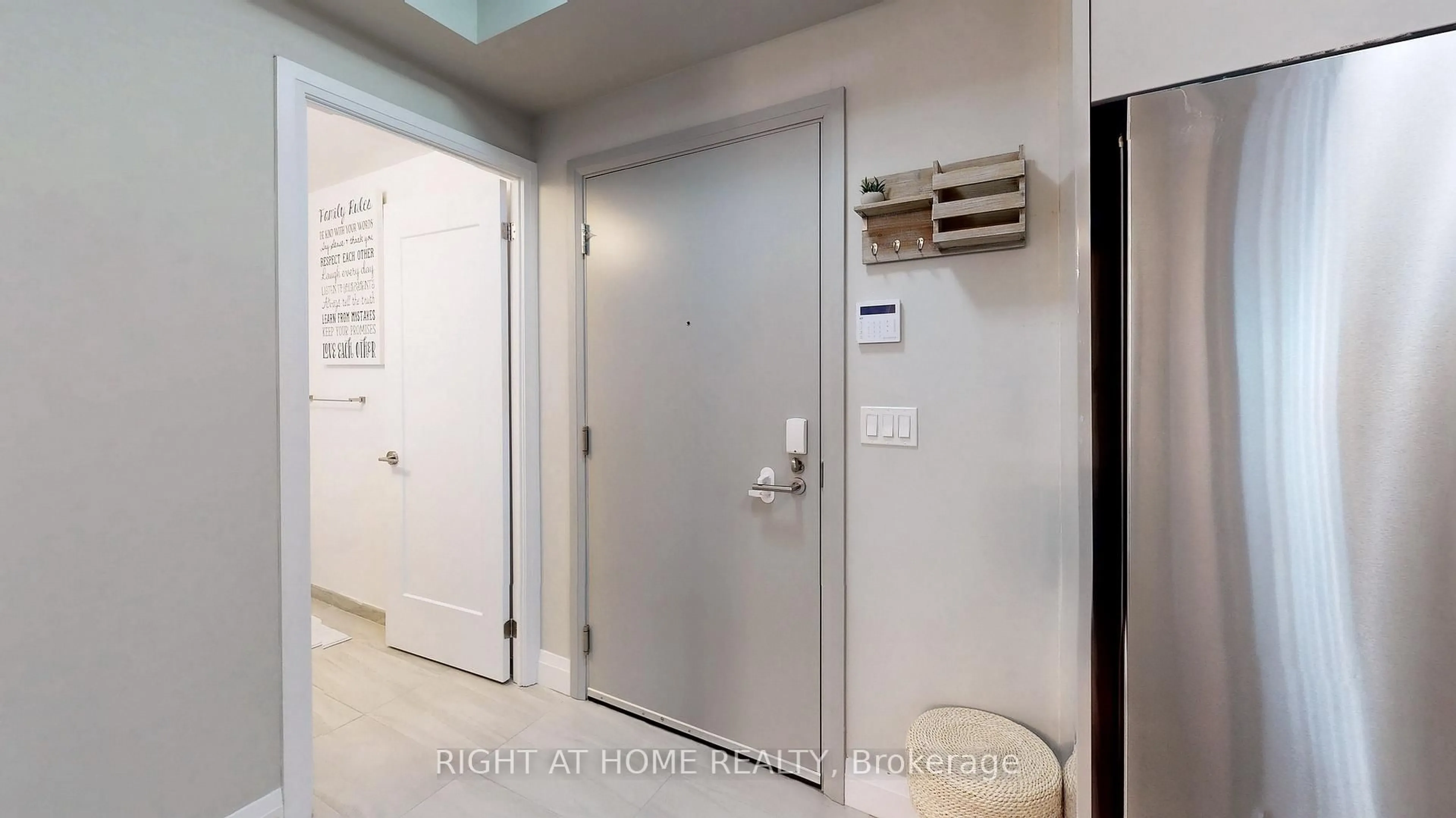 Indoor foyer for 398 Highway 7 E #710, Richmond Hill Ontario L4B 0G6