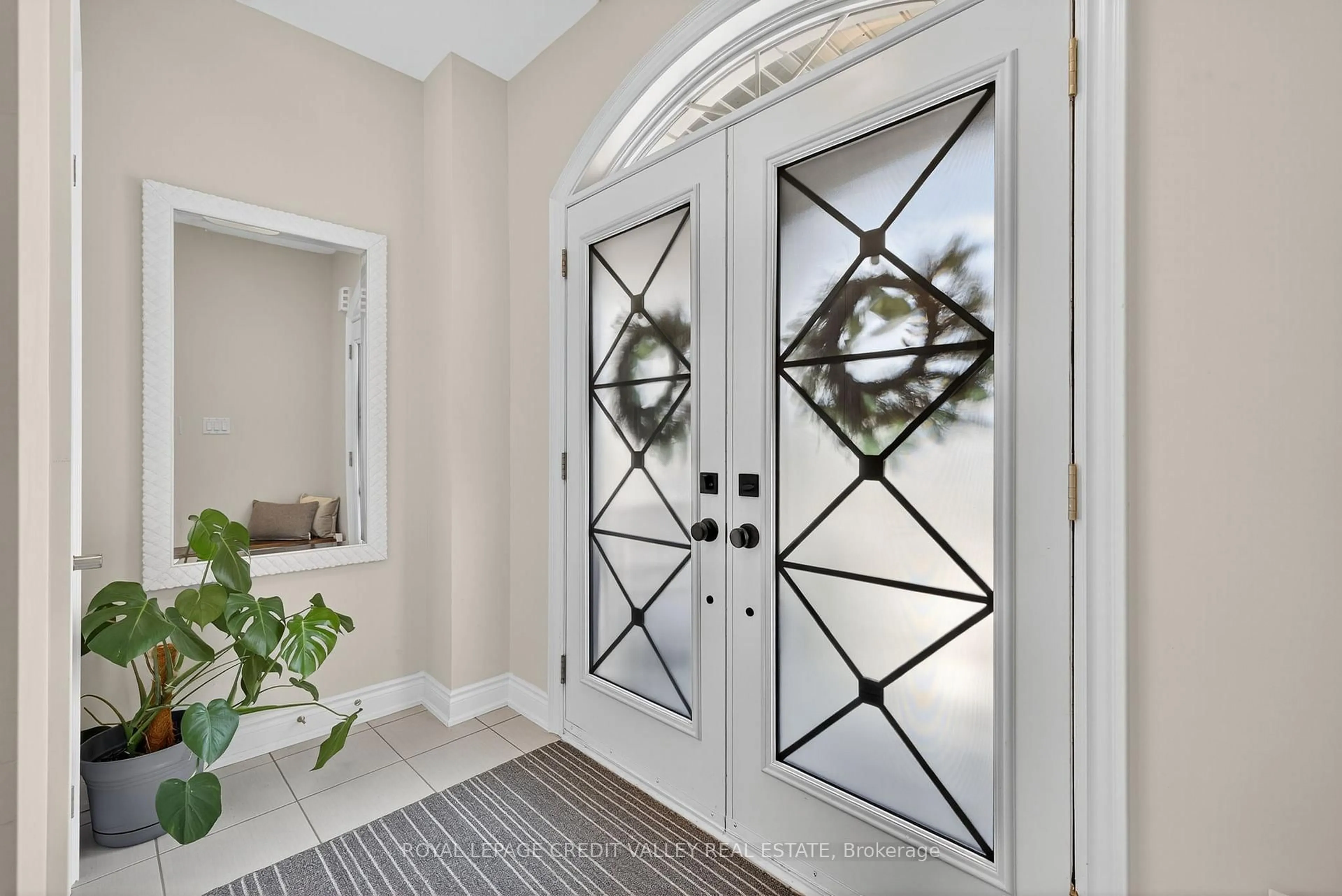 Indoor entryway for 29 Janes Cres, New Tecumseth Ontario L9R 0T2