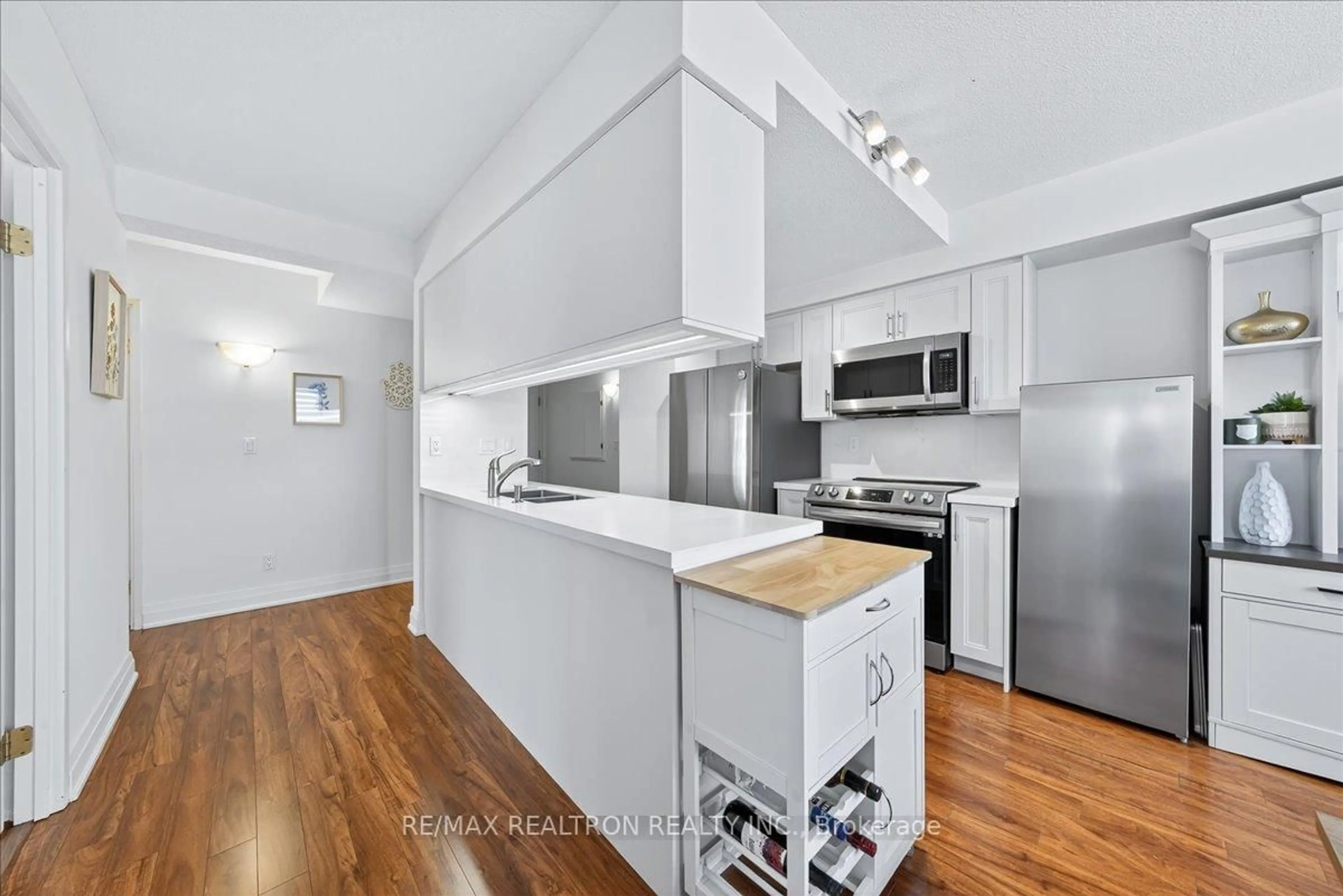 Standard kitchen, unknown for 35 Hunt Ave #502, Richmond Hill Ontario L4C 4H1