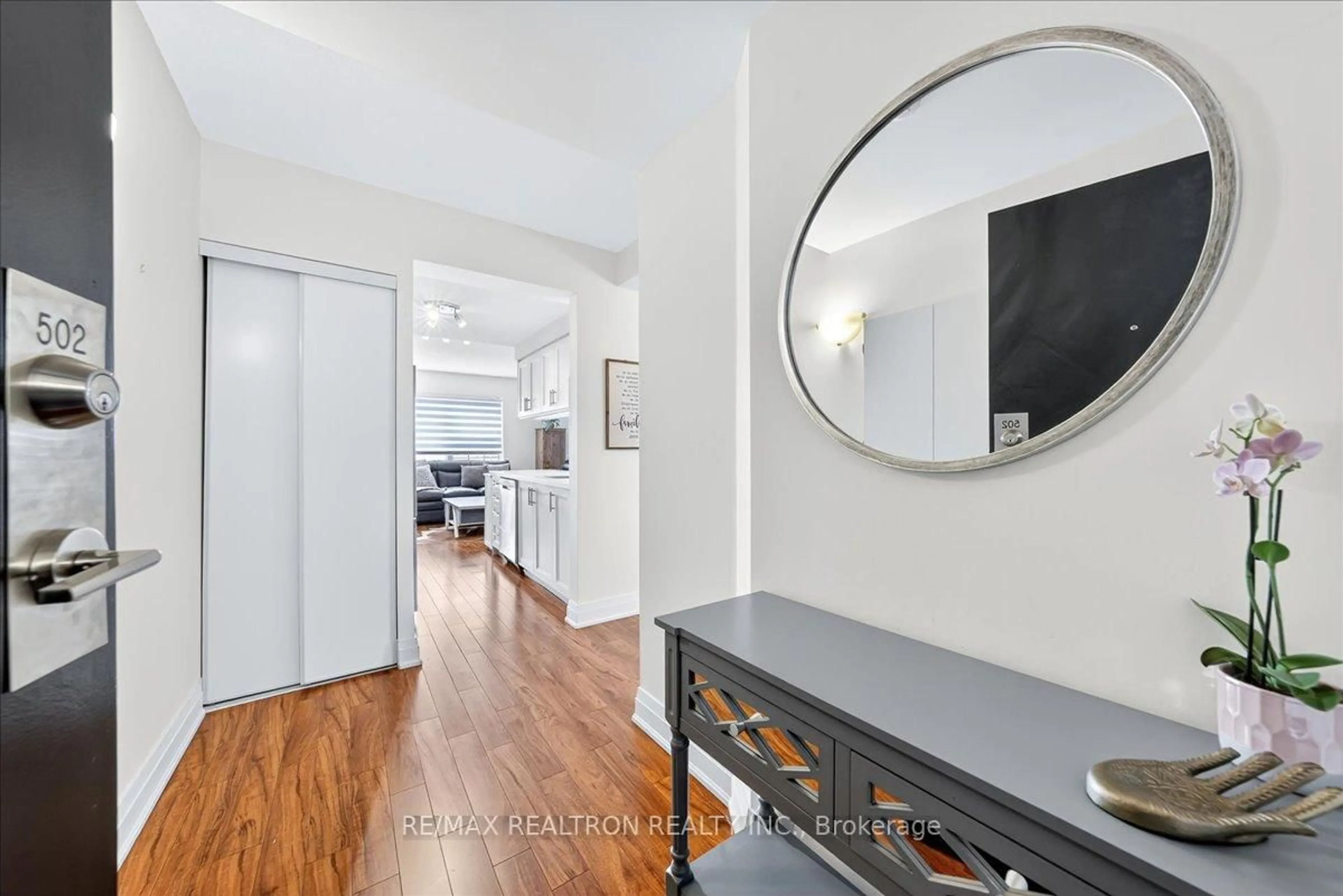 Indoor entryway for 35 Hunt Ave #502, Richmond Hill Ontario L4C 4H1