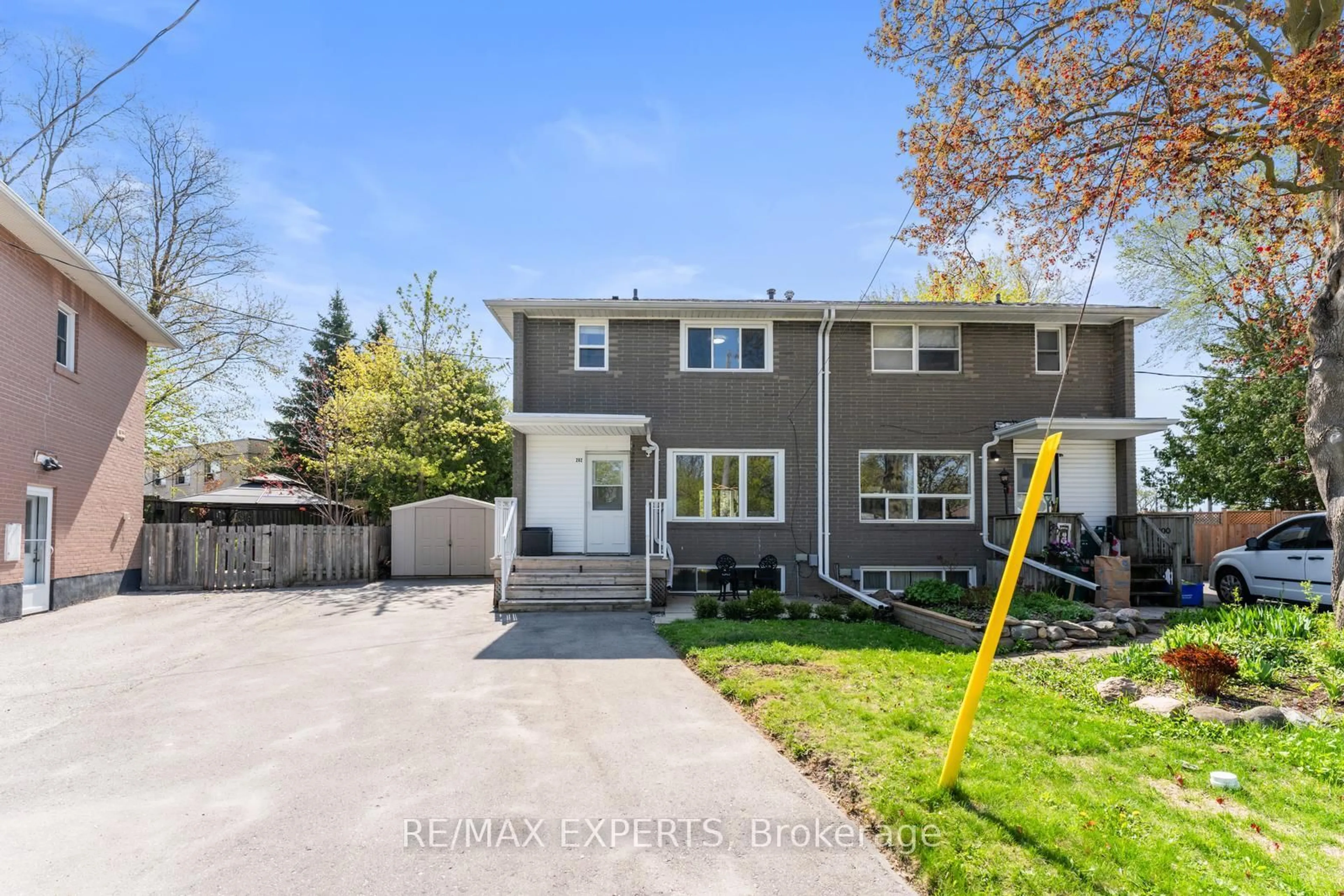 Home with vinyl exterior material, street for 202 Penn Ave, Newmarket Ontario L3Y 2S5