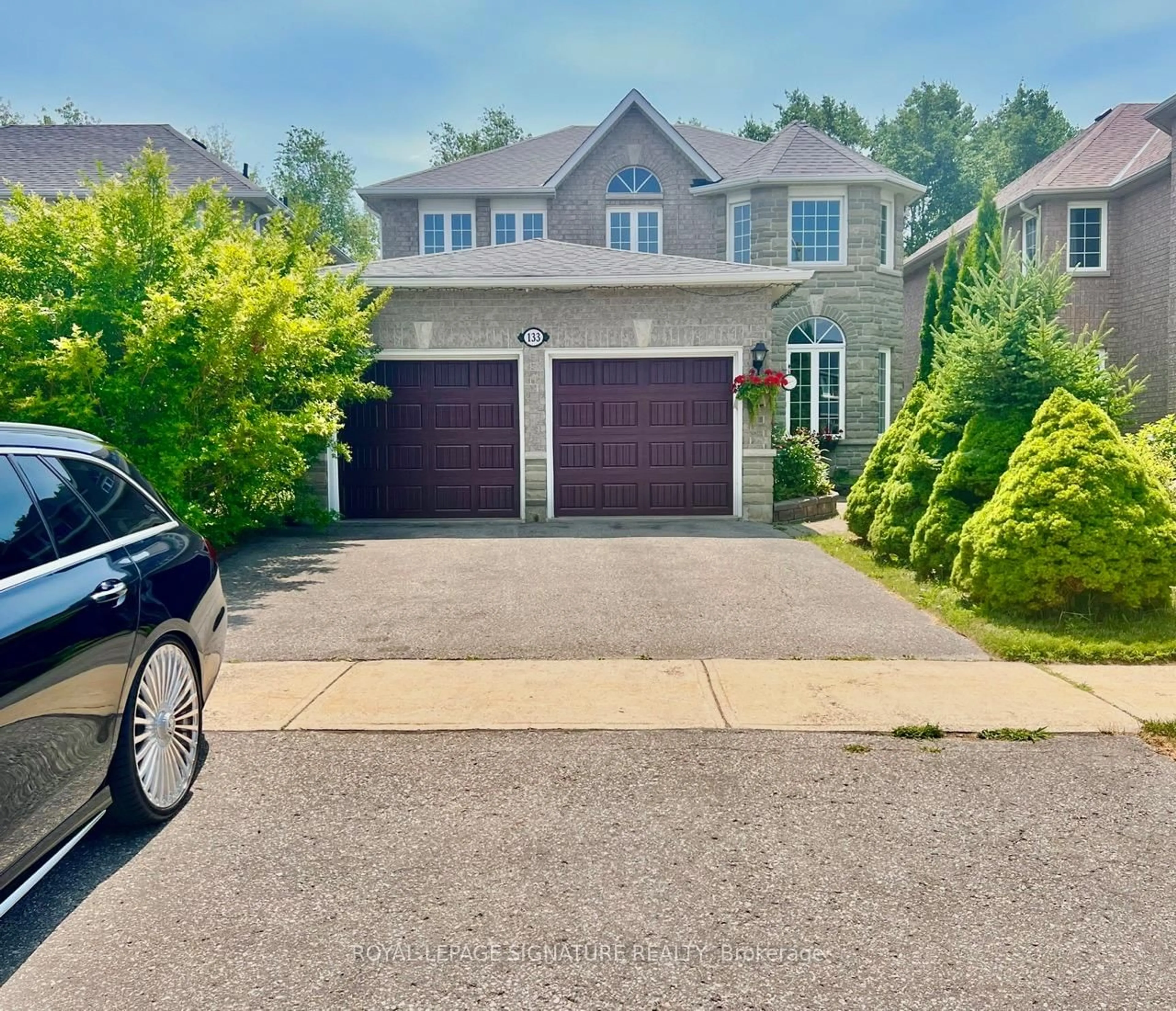 A pic from outside/outdoor area/front of a property/back of a property/a pic from drone, street for 133 Humberland Dr, Richmond Hill Ontario L4E 3Y7