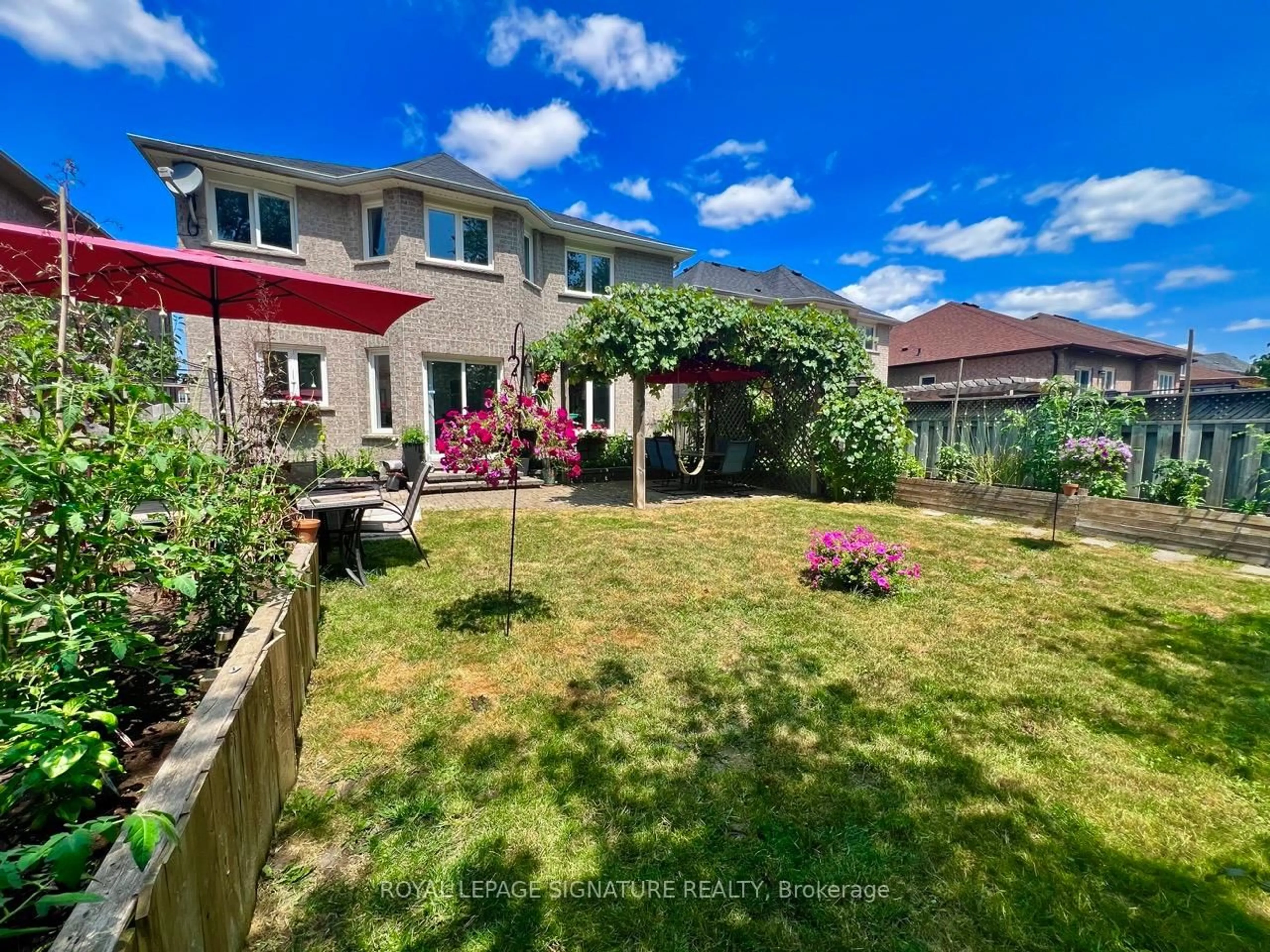 A pic from outside/outdoor area/front of a property/back of a property/a pic from drone, street for 133 Humberland Dr, Richmond Hill Ontario L4E 3Y7