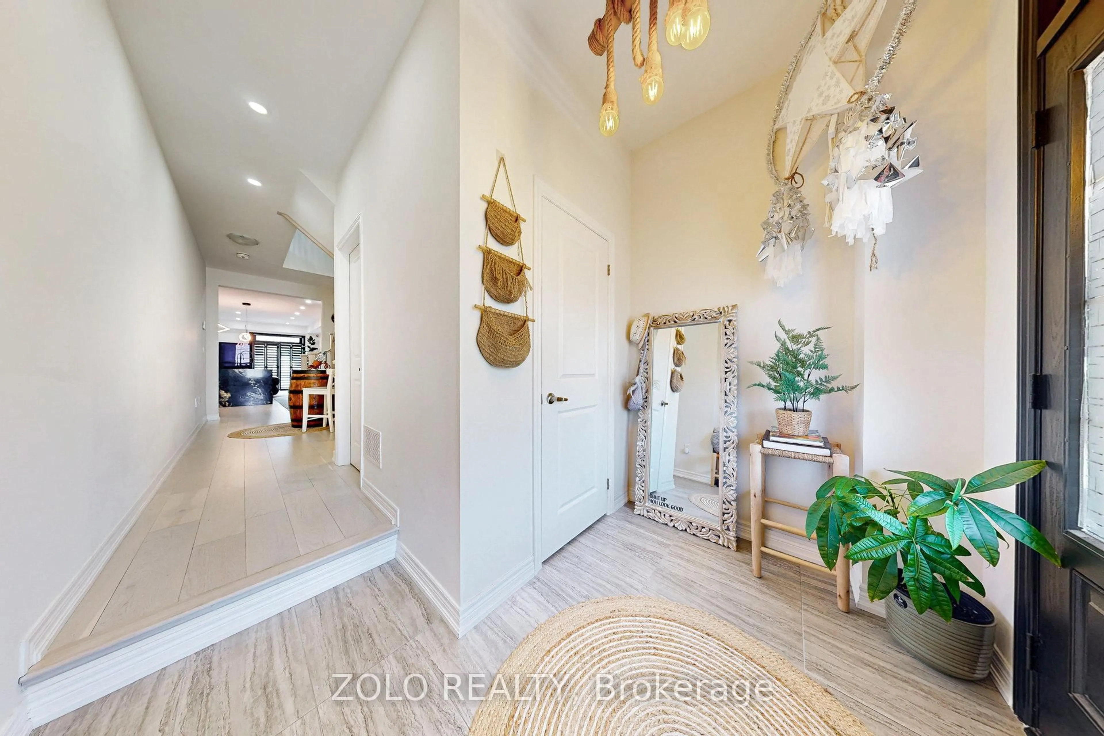 Indoor entryway for 576 Barons St, Vaughan Ontario L4H 5E4