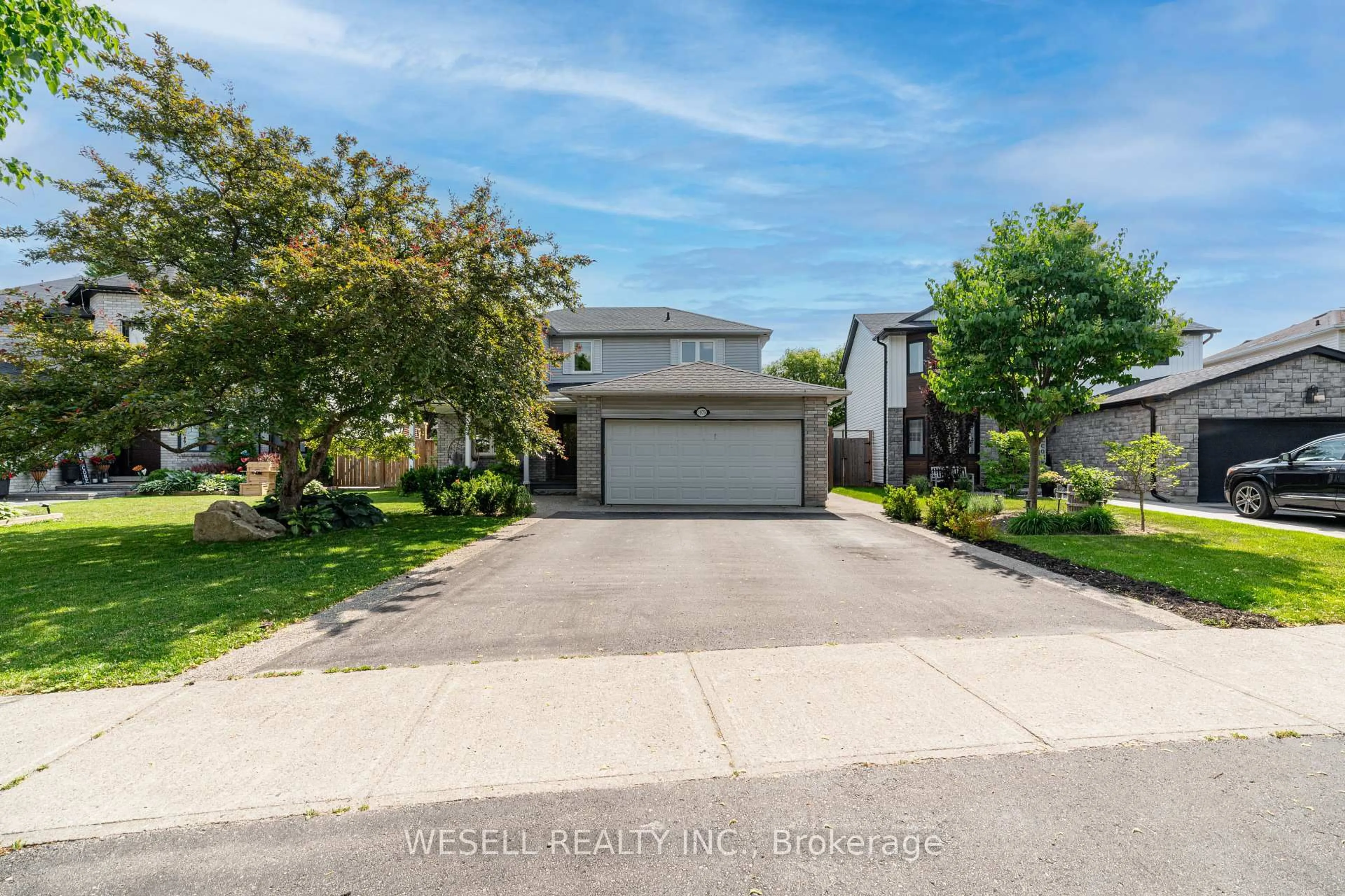 A pic from outside/outdoor area/front of a property/back of a property/a pic from drone, street for 1879 Ashwood Ave, Innisfil Ontario L9S 1W1