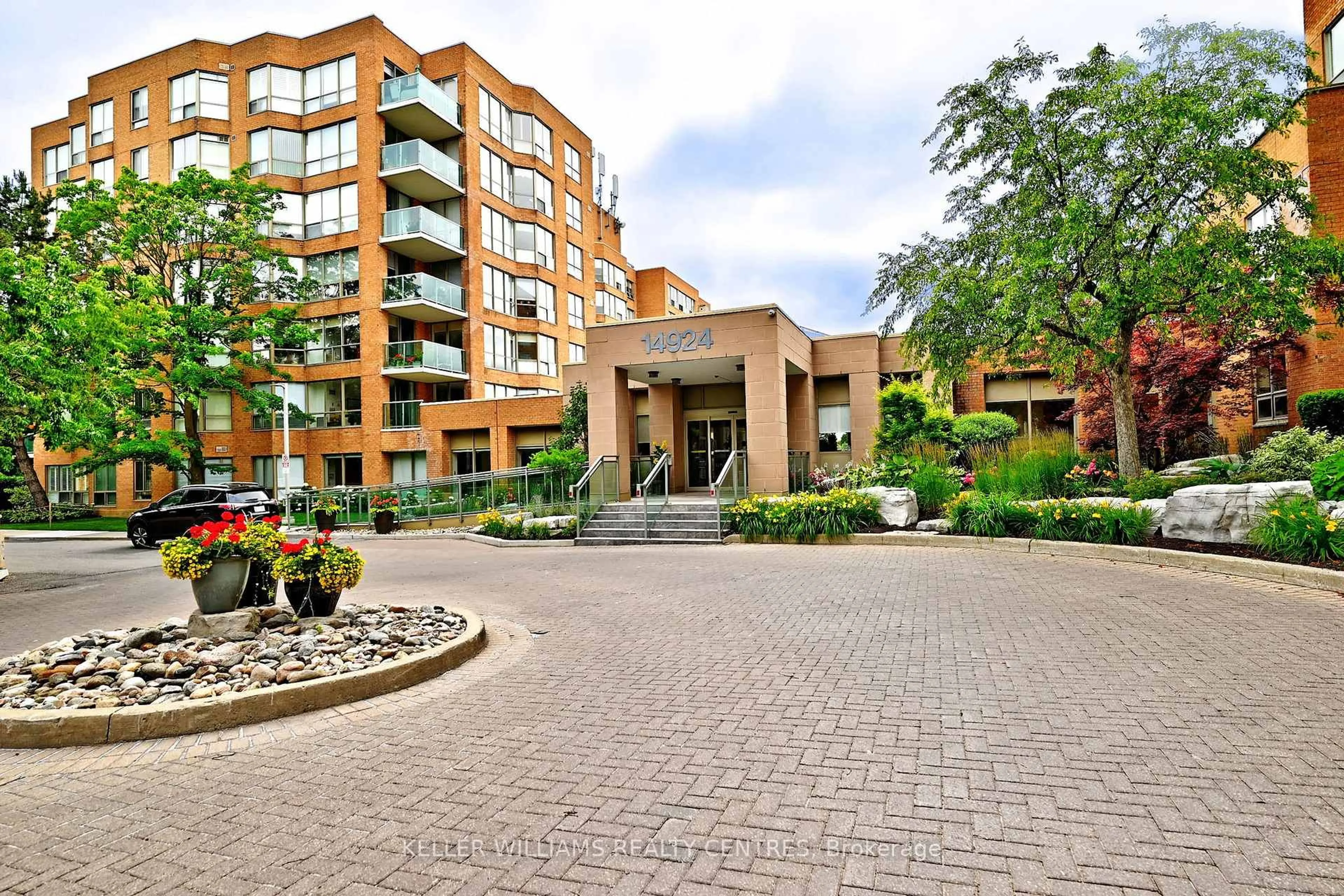 Indoor foyer for 14924 Yonge St #223, Aurora Ontario L4G 6H7