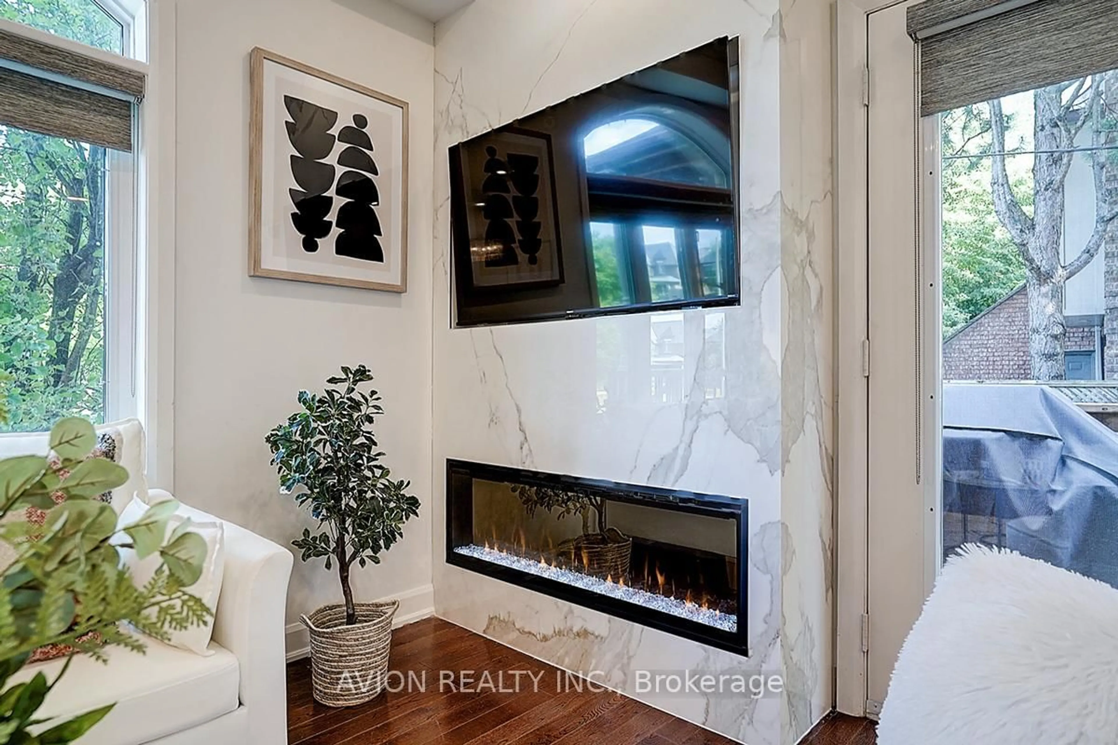Indoor entryway for 125 Hall St #2, Richmond Hill Ontario L4C 4N9