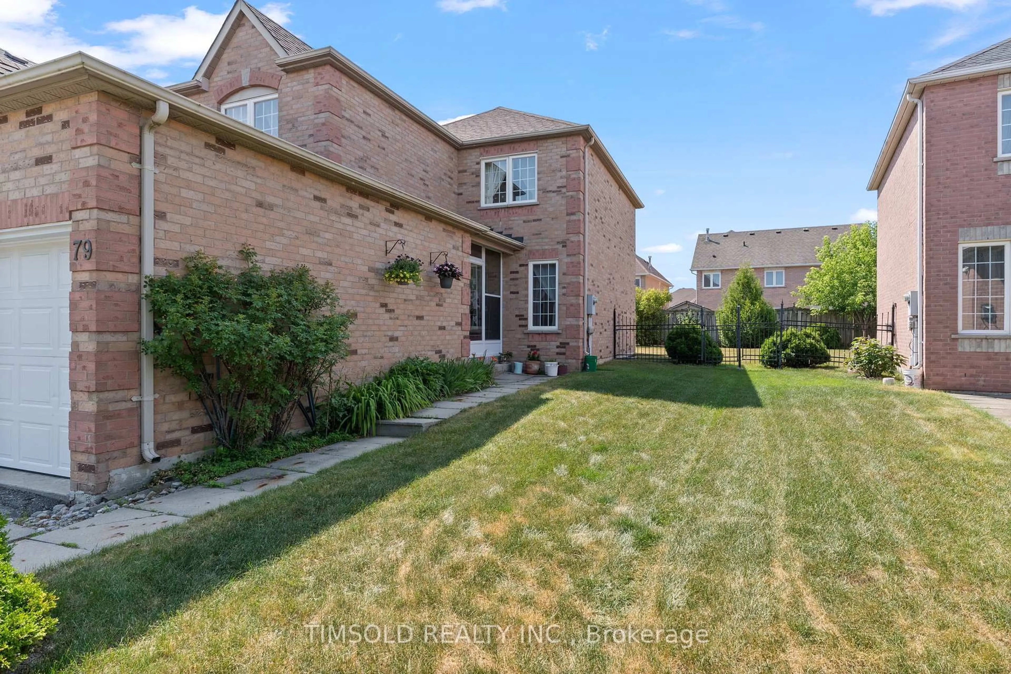 A pic from outside/outdoor area/front of a property/back of a property/a pic from drone, street for 79 Cairncross Cres, Markham Ontario L3S 3Y1