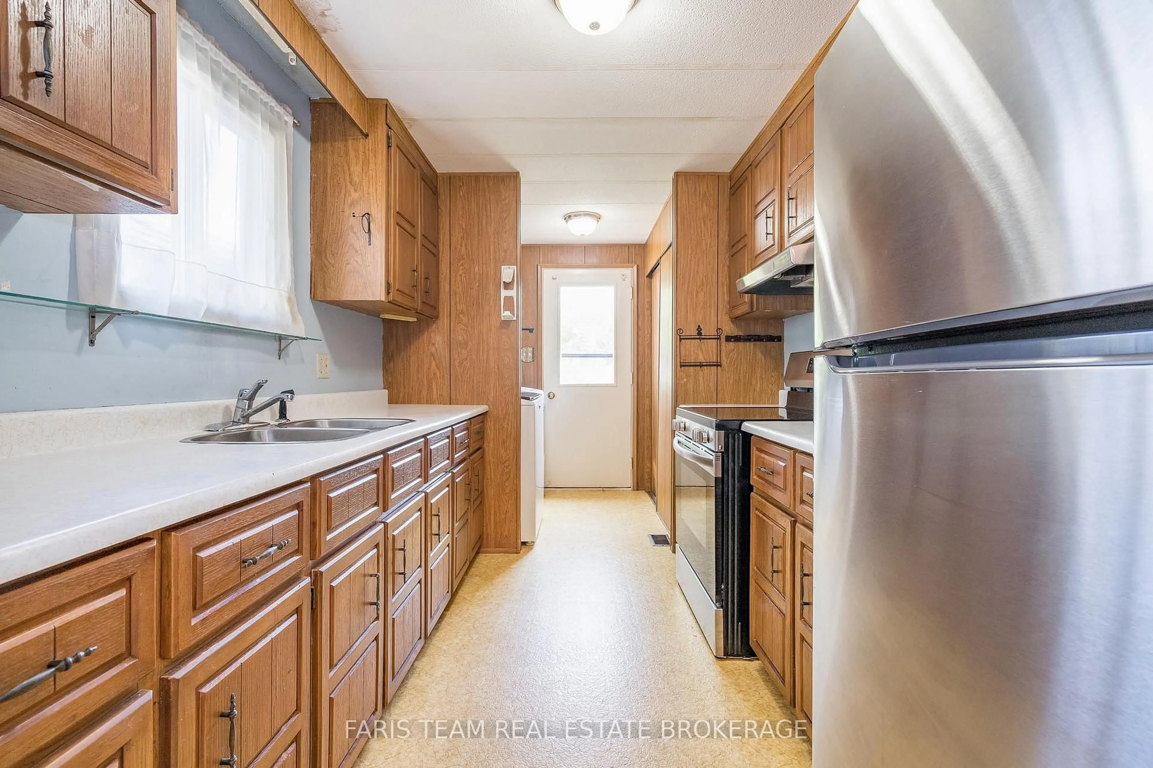 Standard kitchen, unknown for 66 Main St, Innisfil Ontario L9S 1N2
