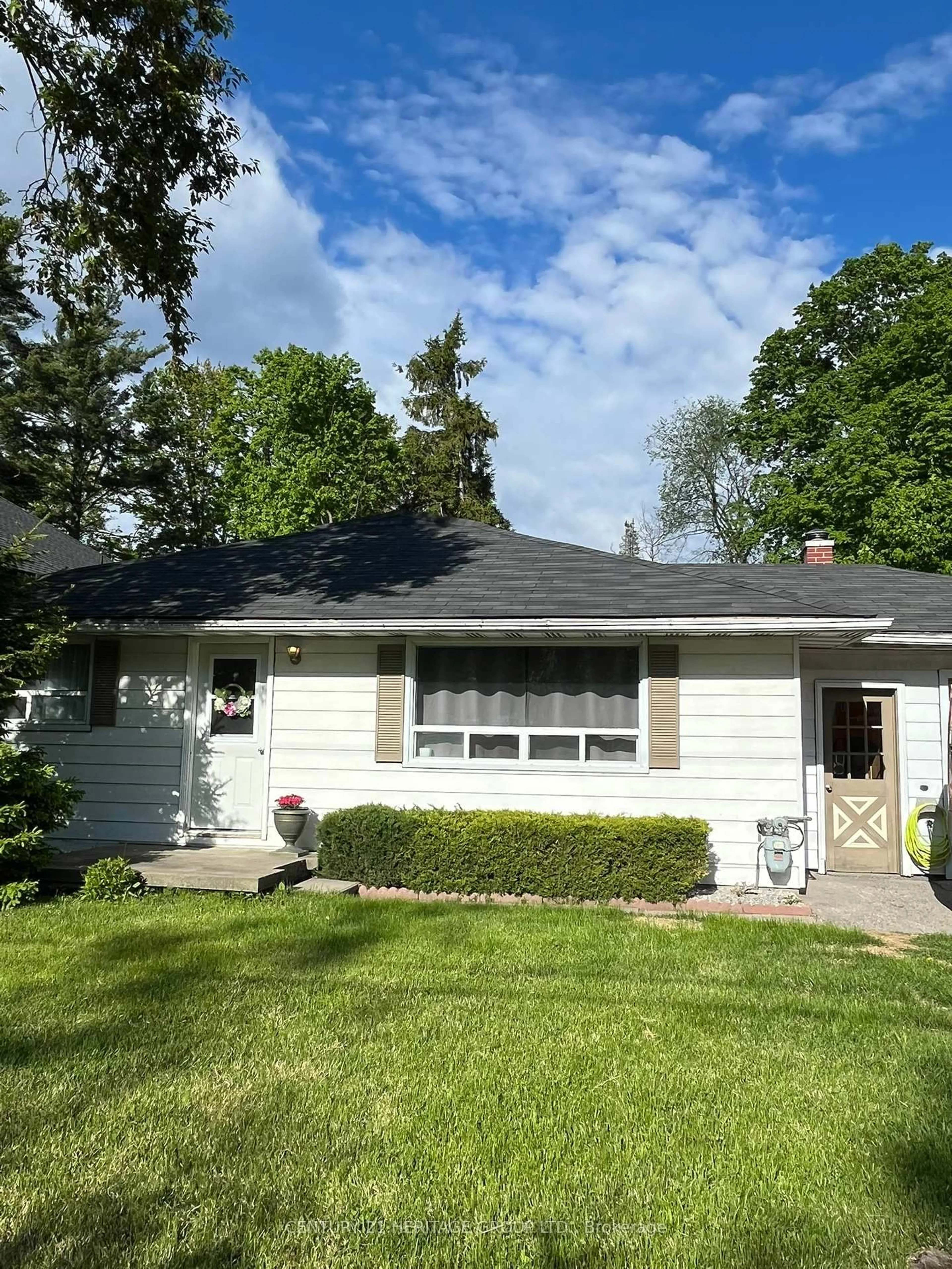 Home with vinyl exterior material, street for 2047 Inglewood Dr, Innisfil Ontario L9S 1Z1