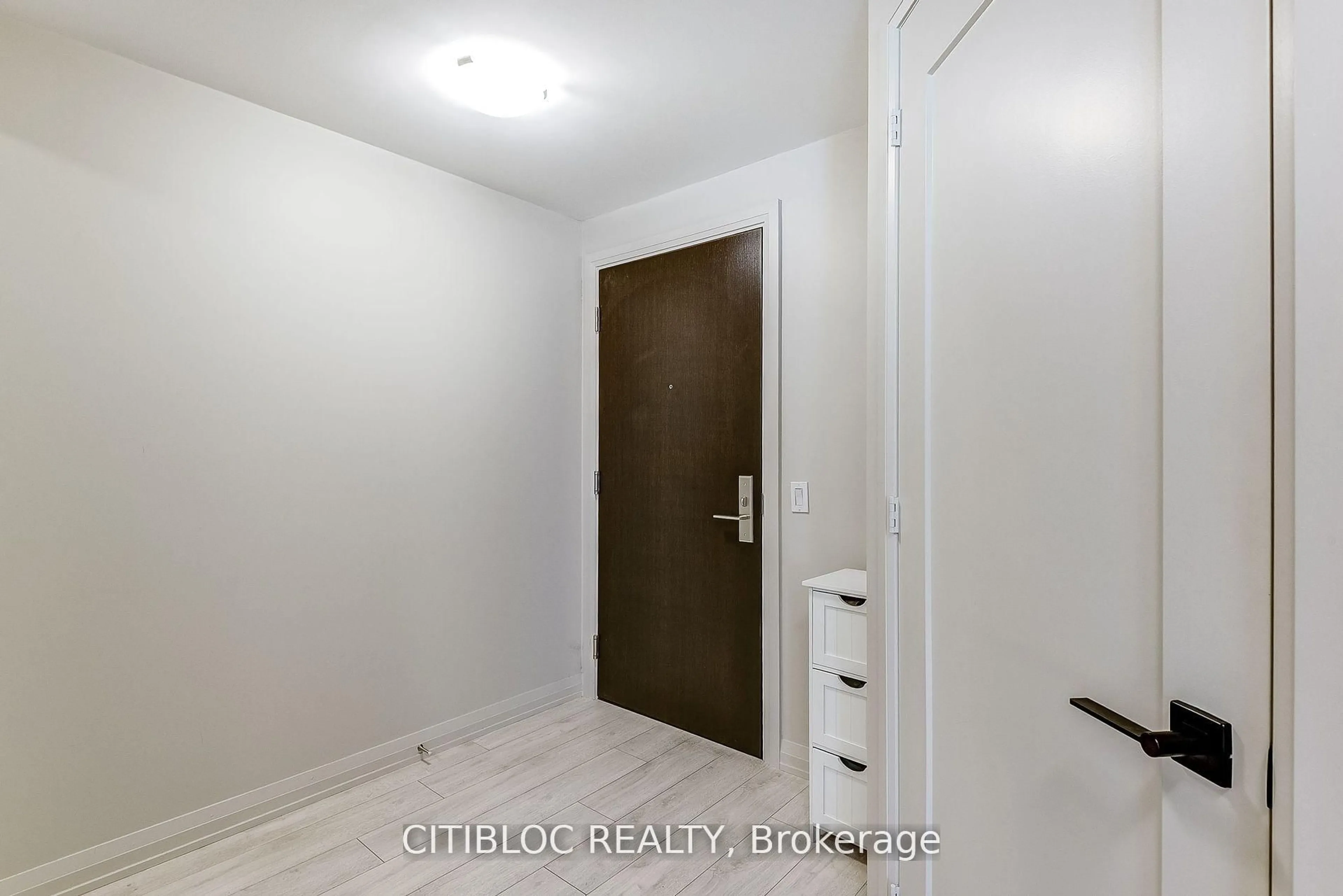 Indoor entryway for 9000 Jane St #1408, Vaughan Ontario L4K 0M6