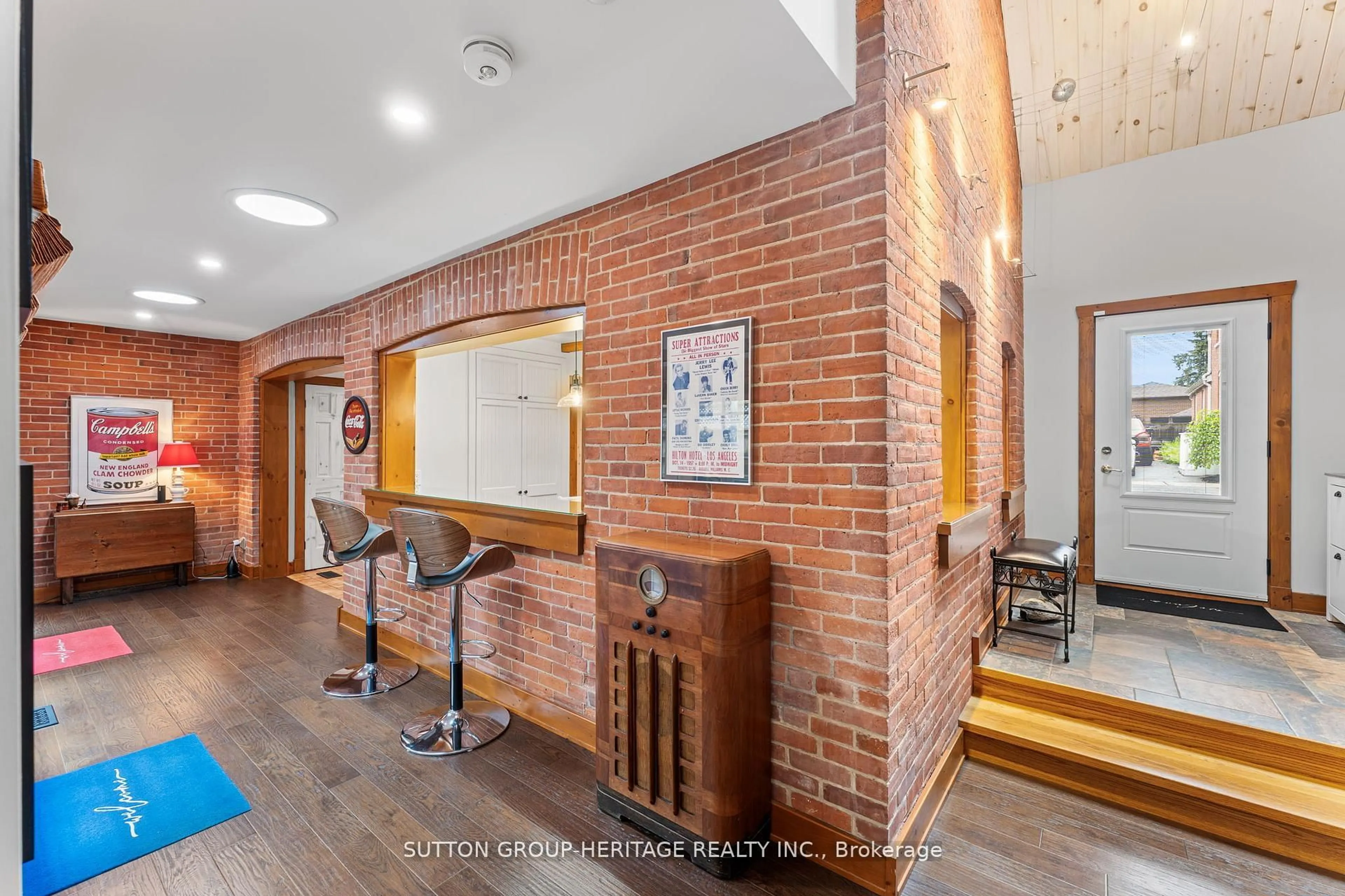 Indoor foyer for 16 William St, Whitchurch-Stouffville Ontario L4A 1B9