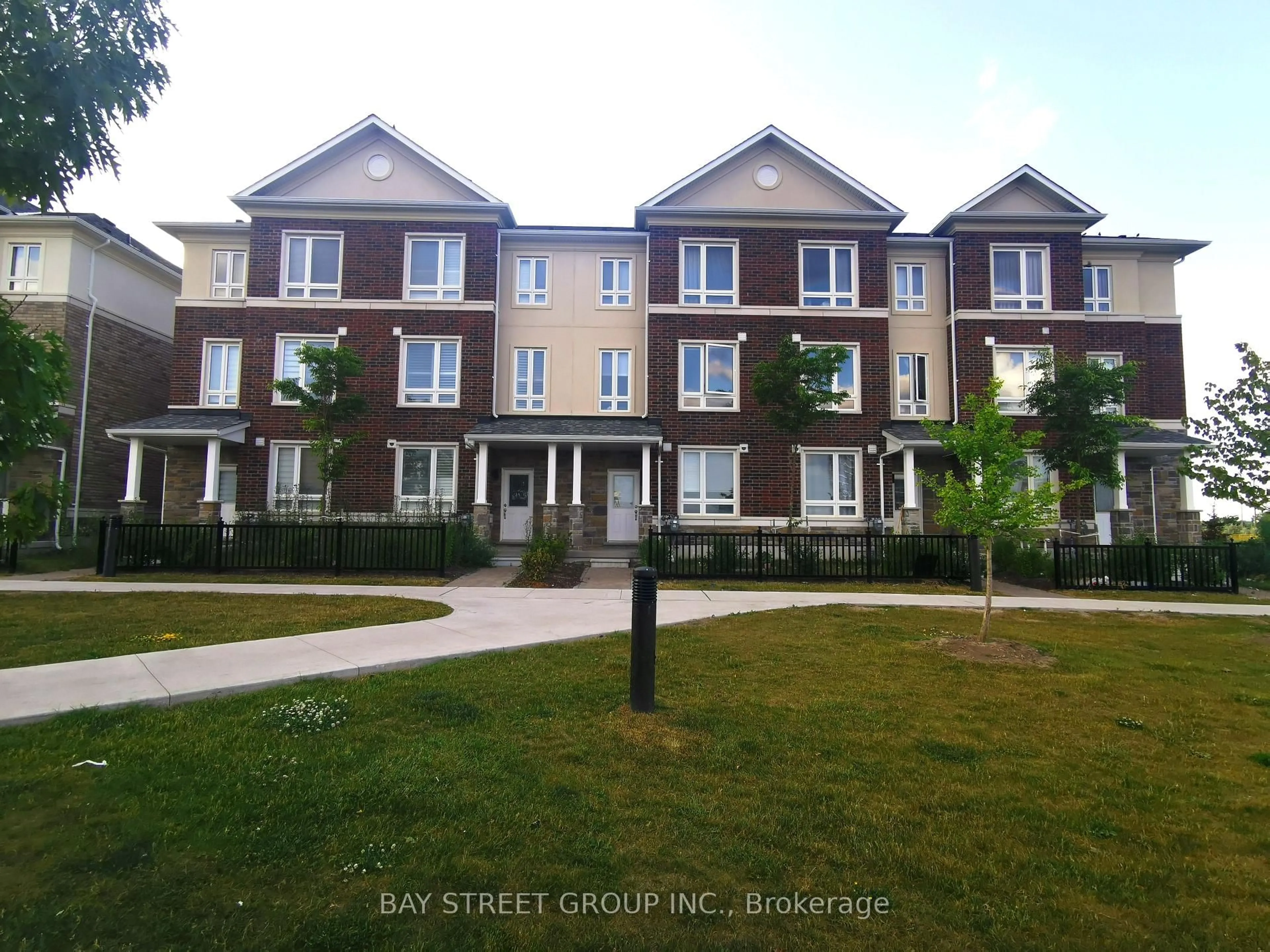 A pic from outside/outdoor area/front of a property/back of a property/a pic from drone, street for 88 Imperial College Lane, Markham Ontario L6E 0V6