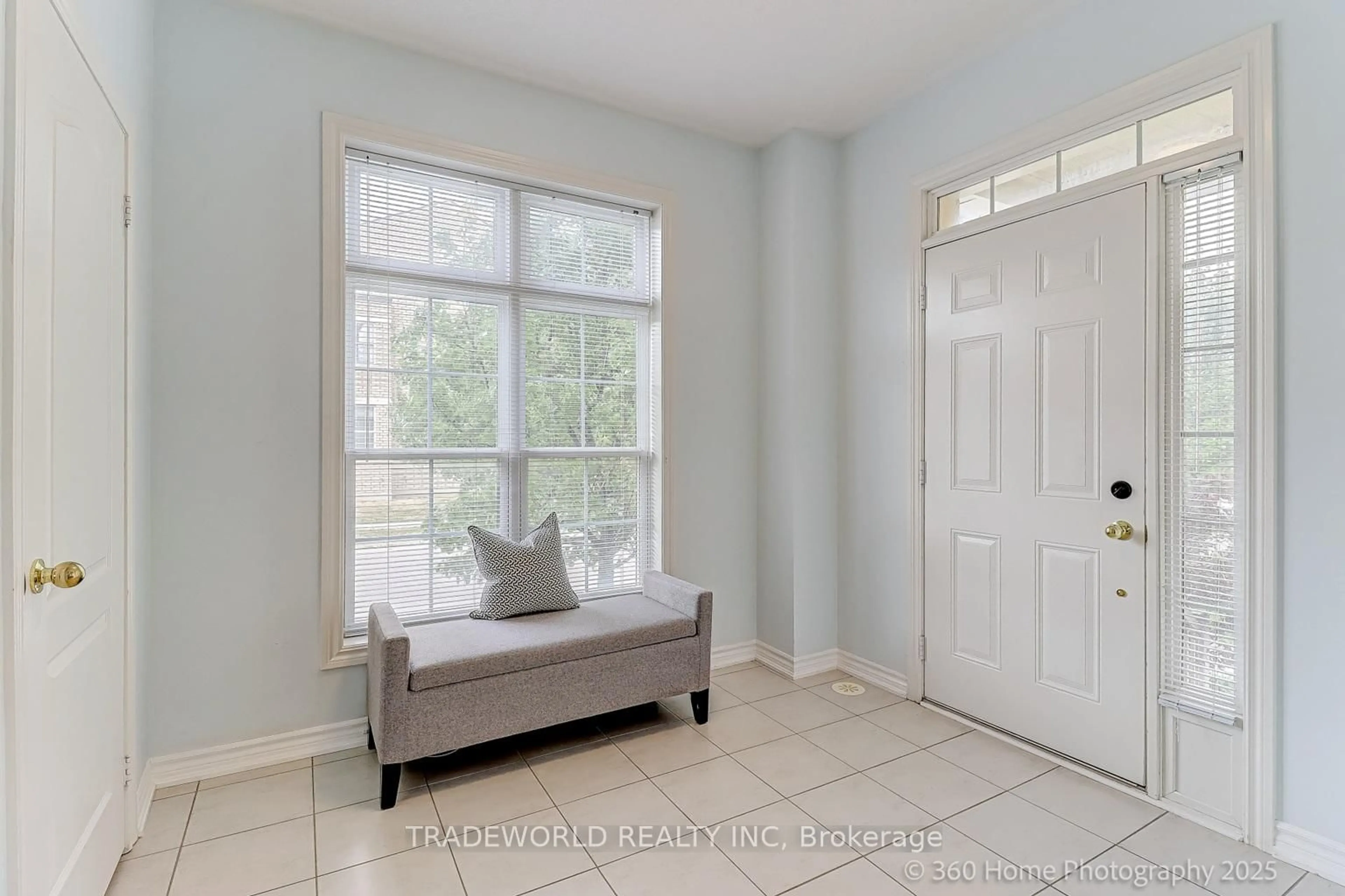 Indoor entryway for 13 Empress of Australia Lane, Markham Ontario L6C 0P3