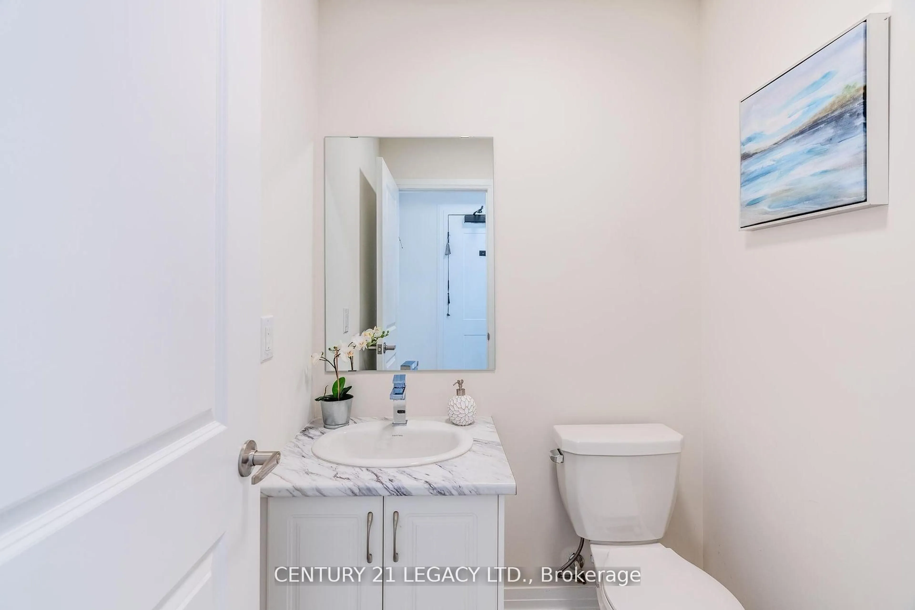 Standard bathroom, ceramic/tile floor for 31 Baynes Way #10, Bradford West Gwillimbury Ontario L3Z 4M5