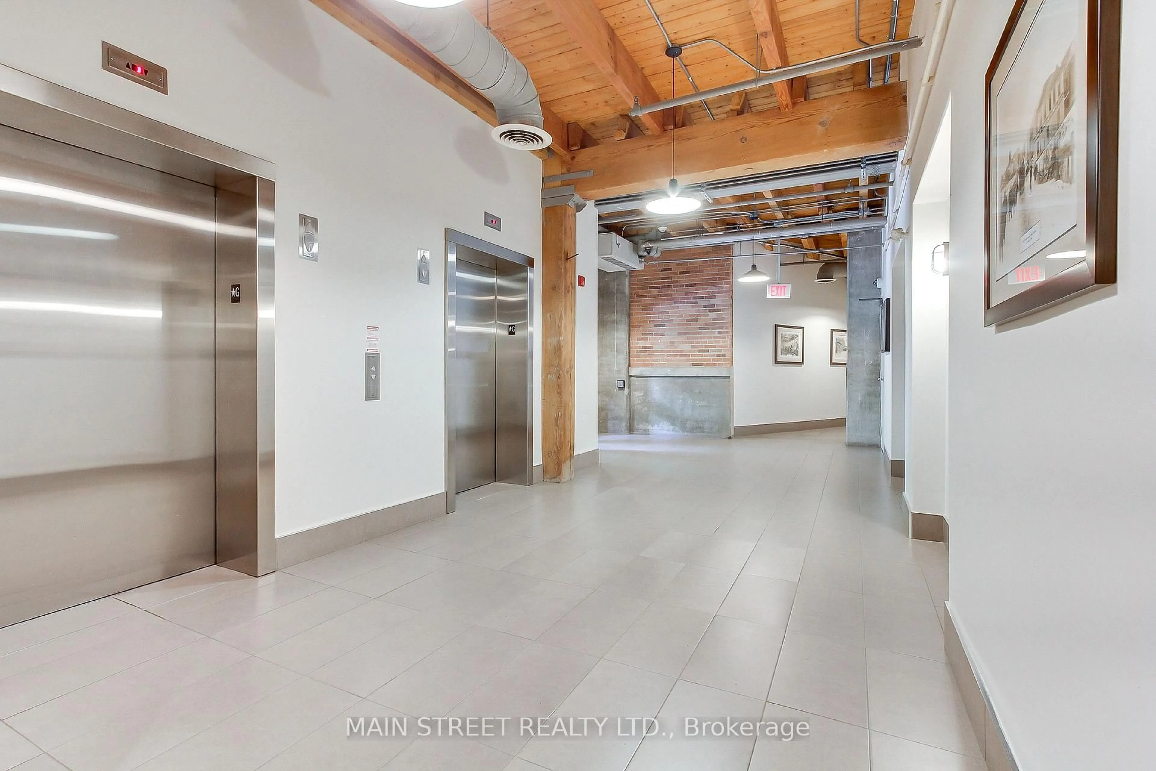 Indoor foyer for 543 Timothy St #317, Newmarket Ontario L3Y 1R1