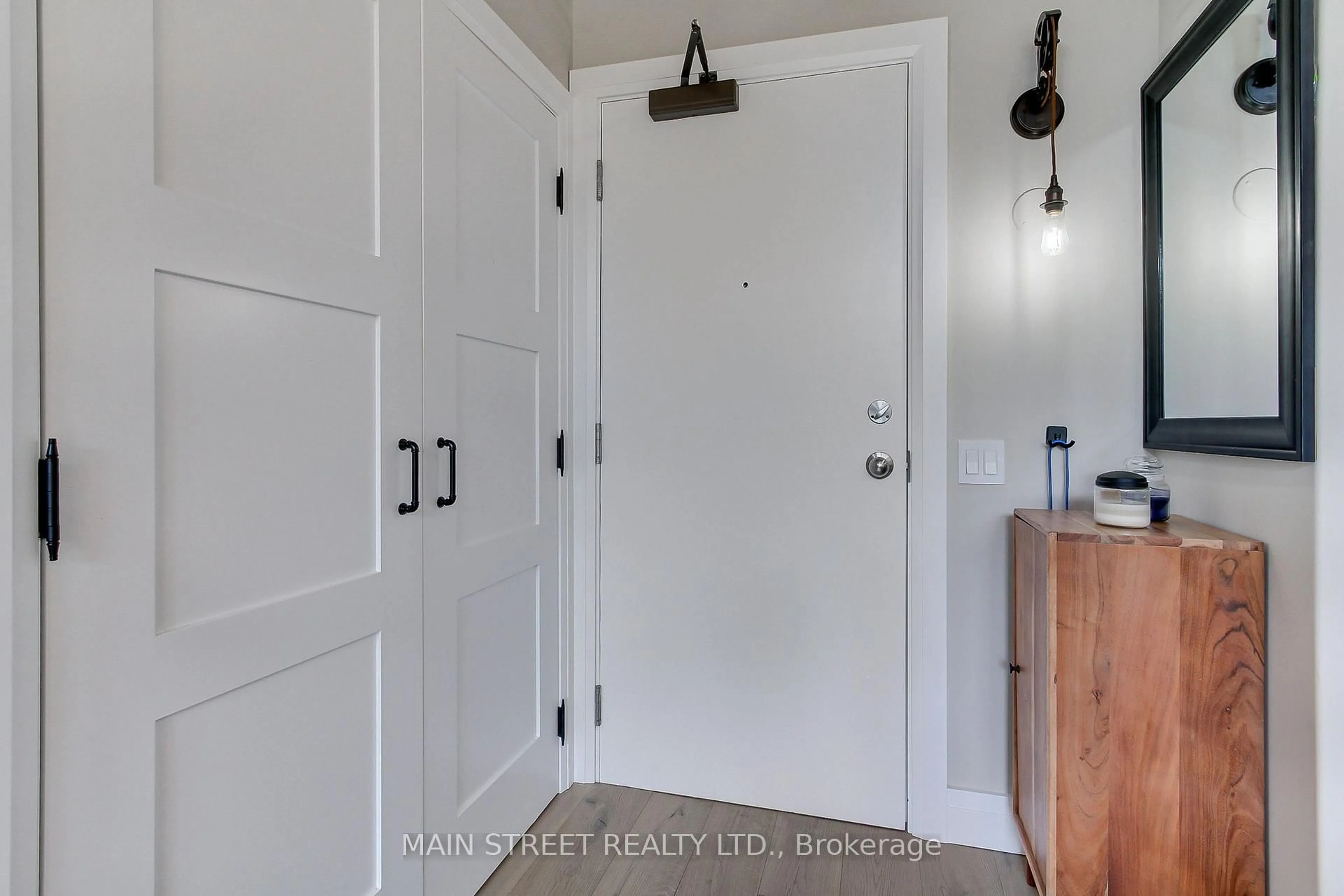Indoor entryway for 543 Timothy St #317, Newmarket Ontario L3Y 1R1