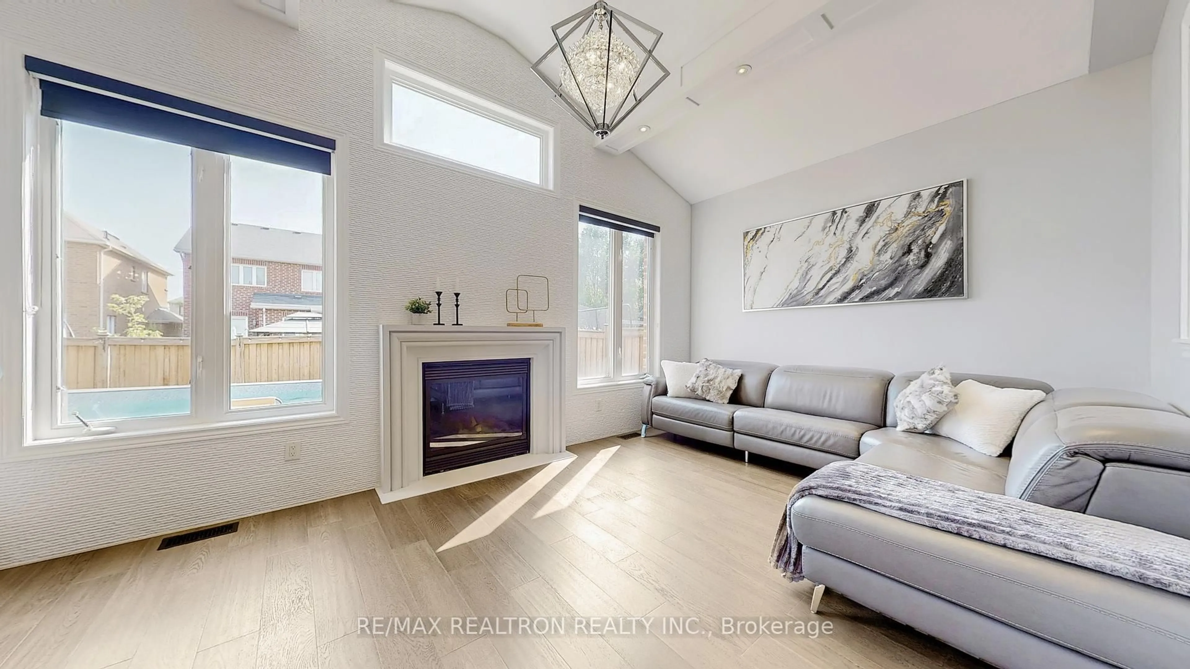 Living room with furniture, unknown for 99 Blue Dasher Blvd, Bradford West Gwillimbury Ontario L3Z 0E1