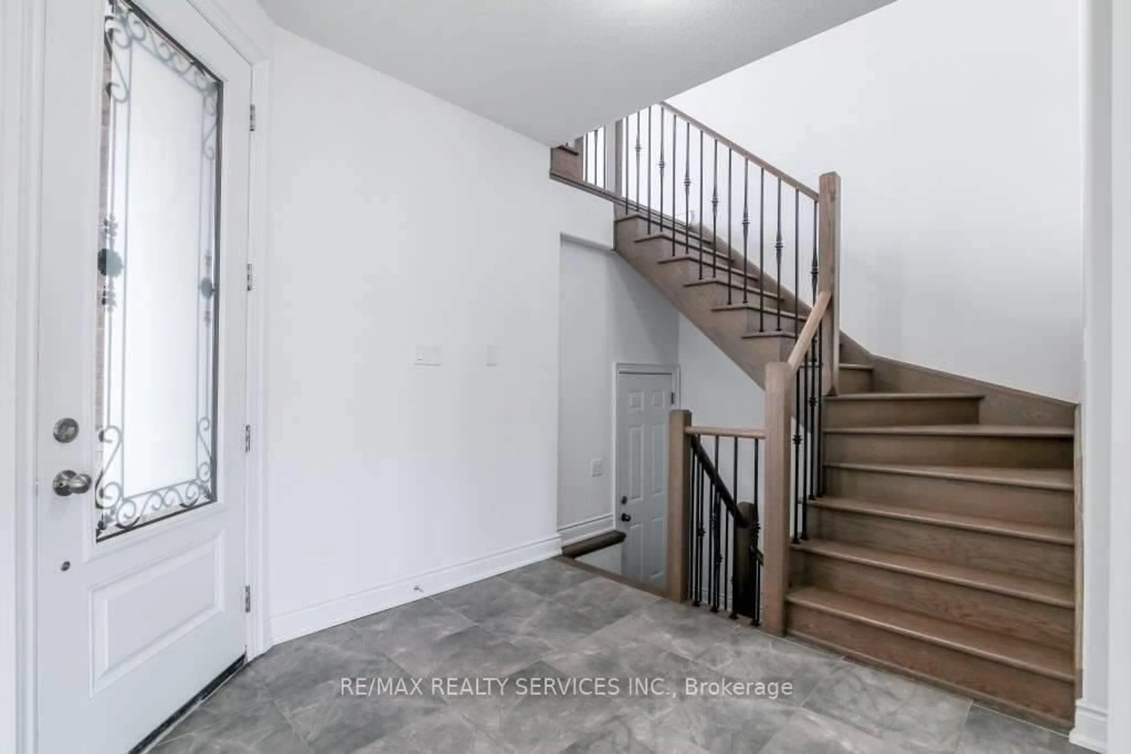 Indoor entryway for 1870 Lamstone St, Innisfil Ontario L9S 4Z8