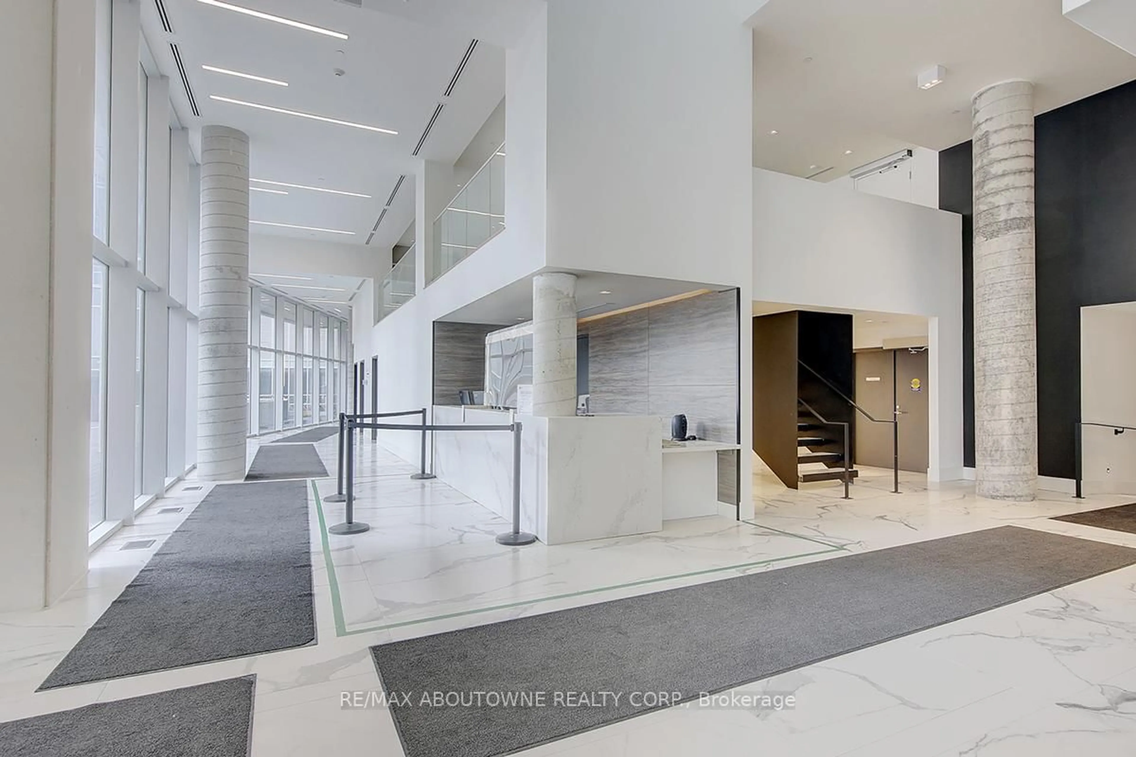 Indoor foyer for 2908 Highway 7 Rd #3704, Vaughan Ontario L4K 0K5