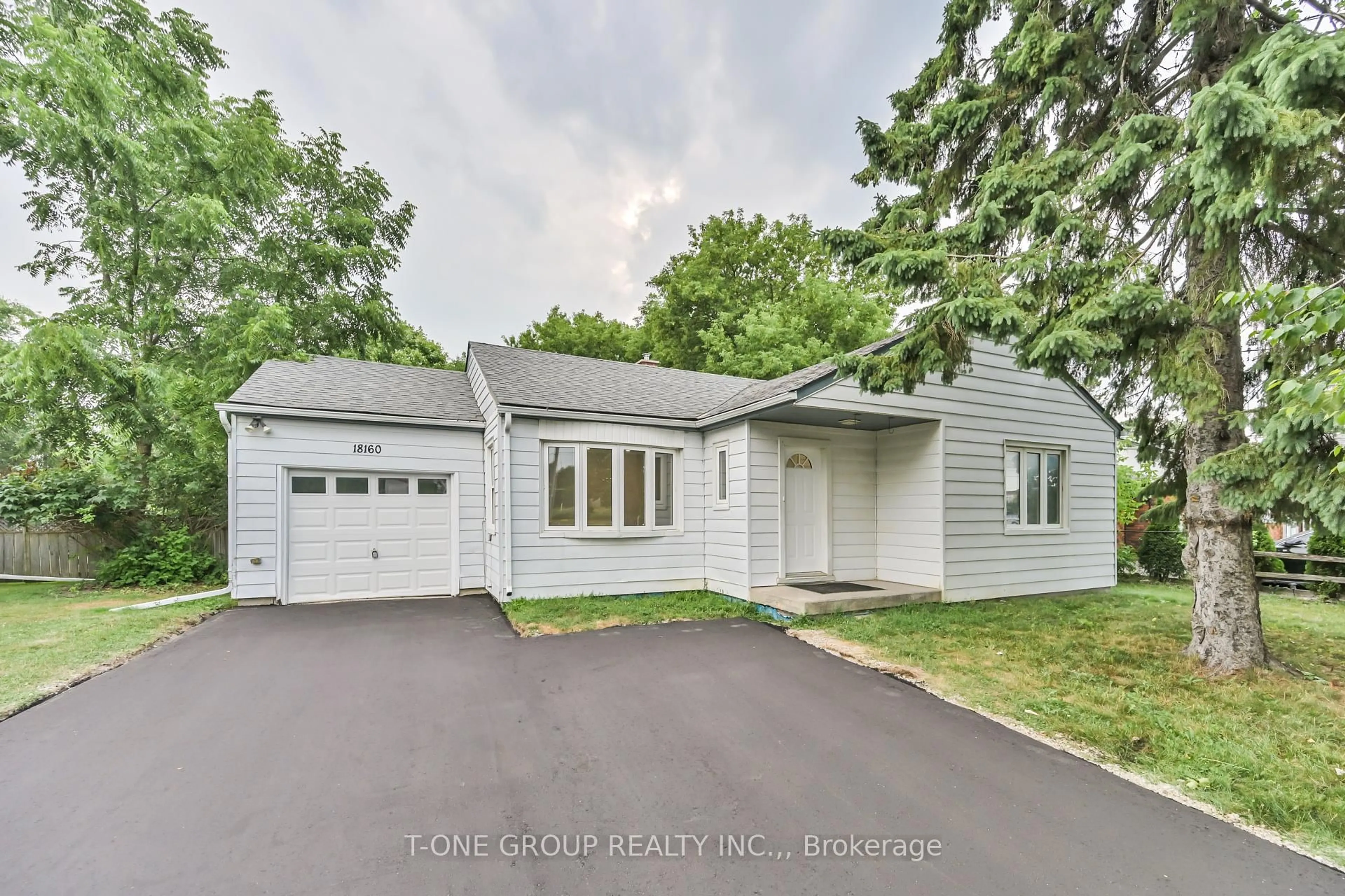 Home with vinyl exterior material, street for 18160 Leslie St, East Gwillimbury Ontario L9N 0M5