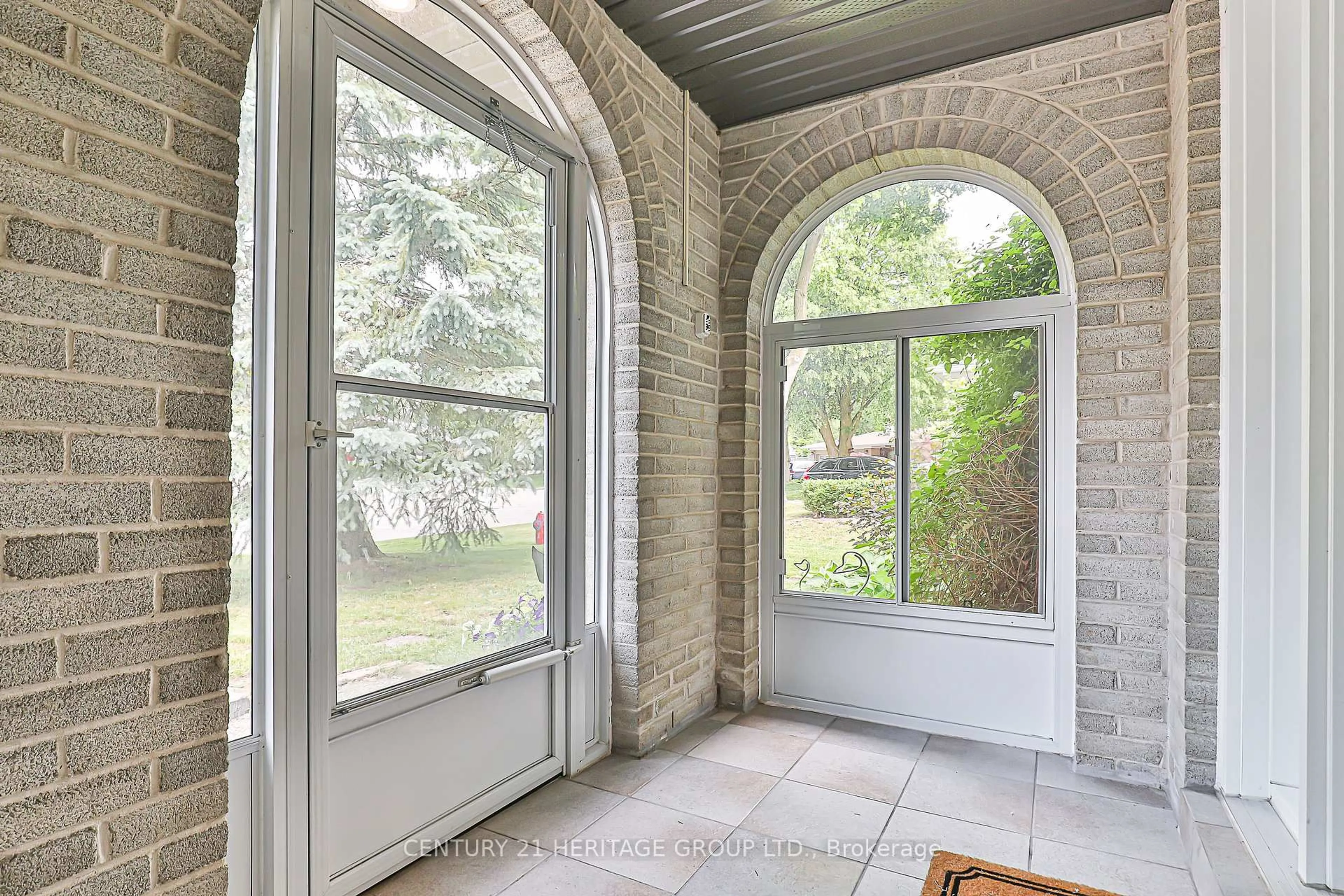 Indoor entryway for 349 Ella Crt, Newmarket Ontario L3Y 4L6