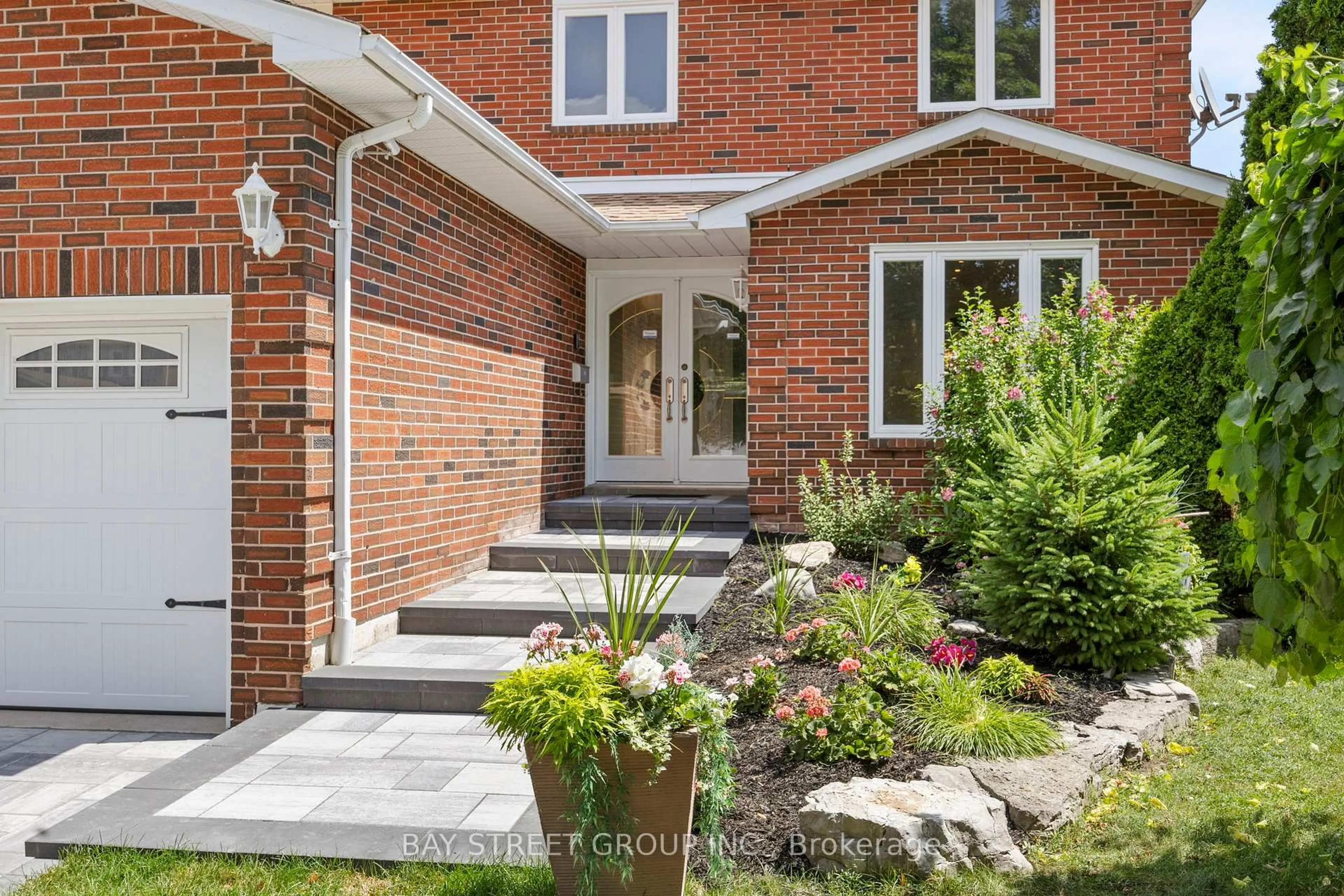 Home with brick exterior material, street for 76 Hyde Park Dr, Richmond Hill Ontario L4B 1X1