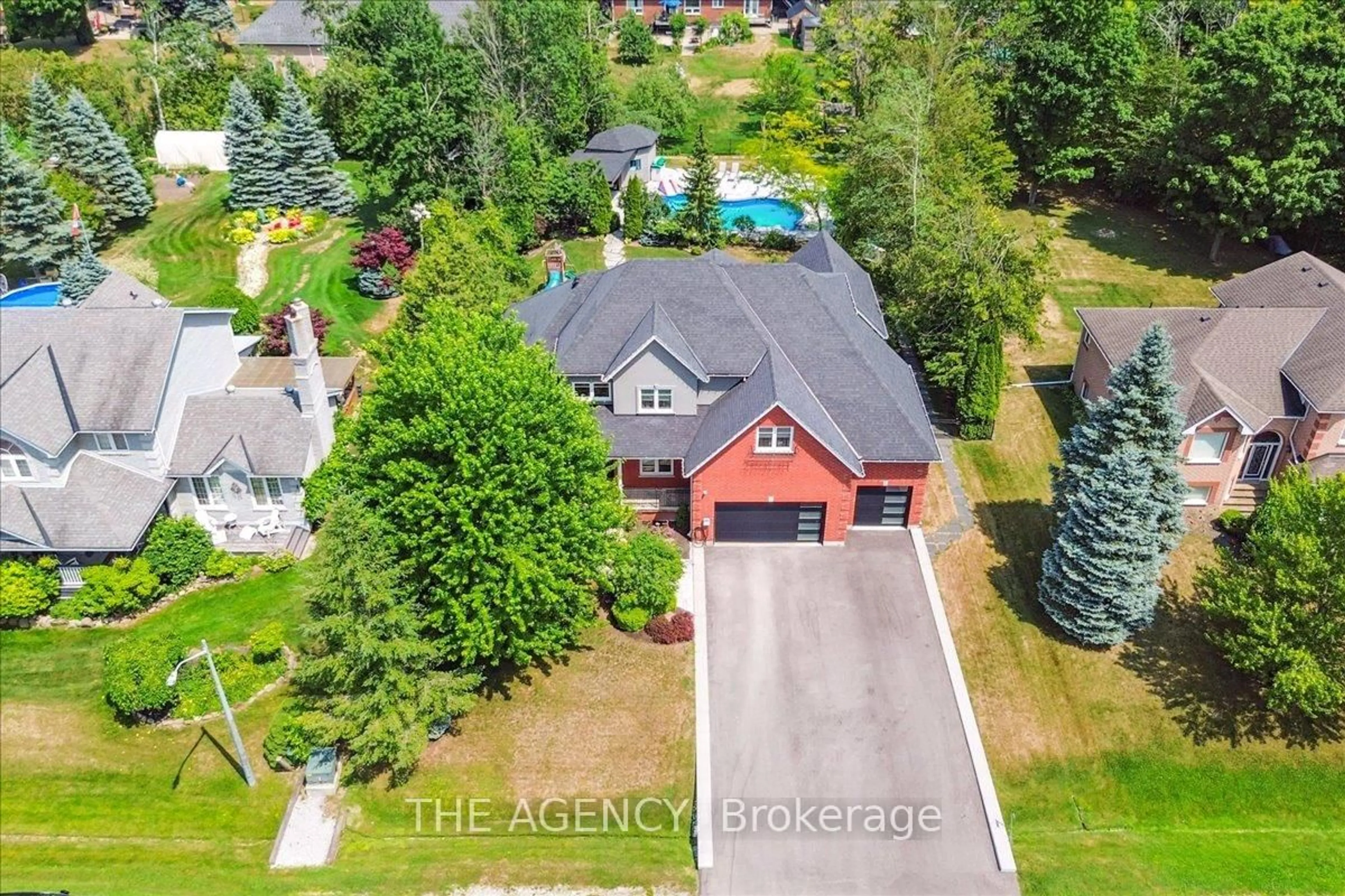 A pic from outside/outdoor area/front of a property/back of a property/a pic from drone, street for 3655 Kimberley St, Innisfil Ontario L9S 2L3