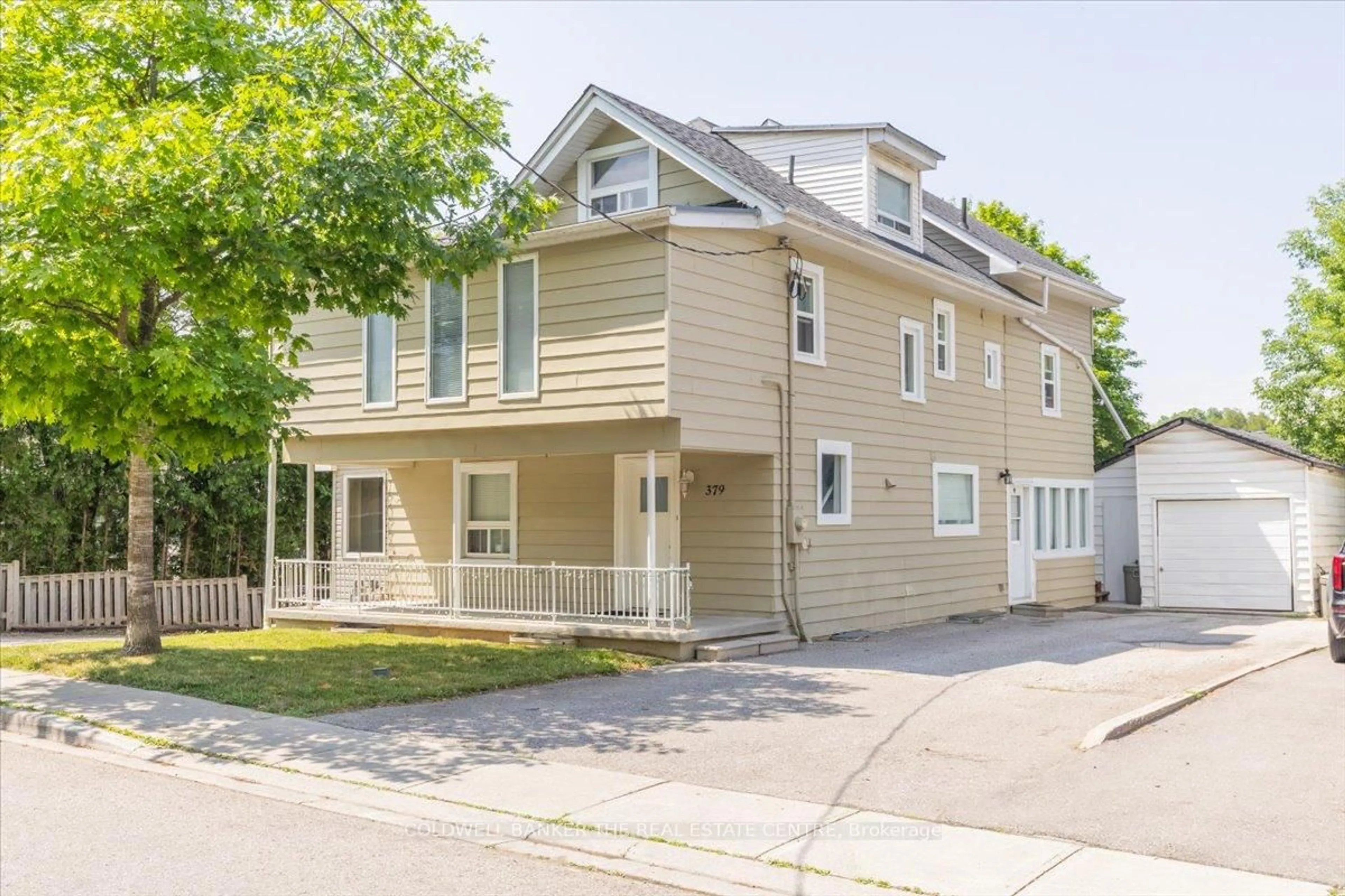 Home with vinyl exterior material, street for 379 Simcoe St, Newmarket Ontario L3Y 2M4