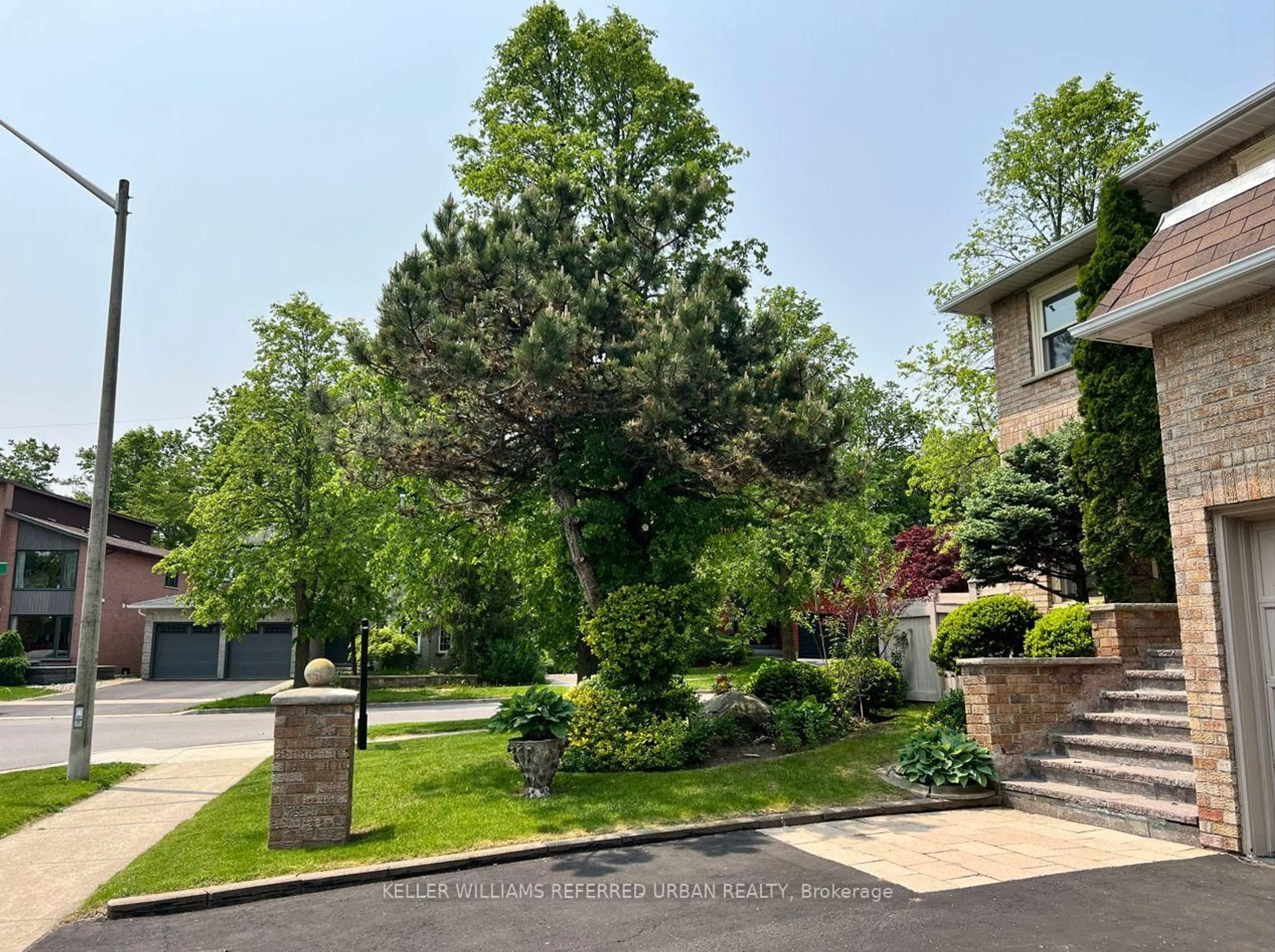 A pic from outside/outdoor area/front of a property/back of a property/a pic from drone, unknown for 109 Topham Cres, Richmond Hill Ontario L4C 9E9