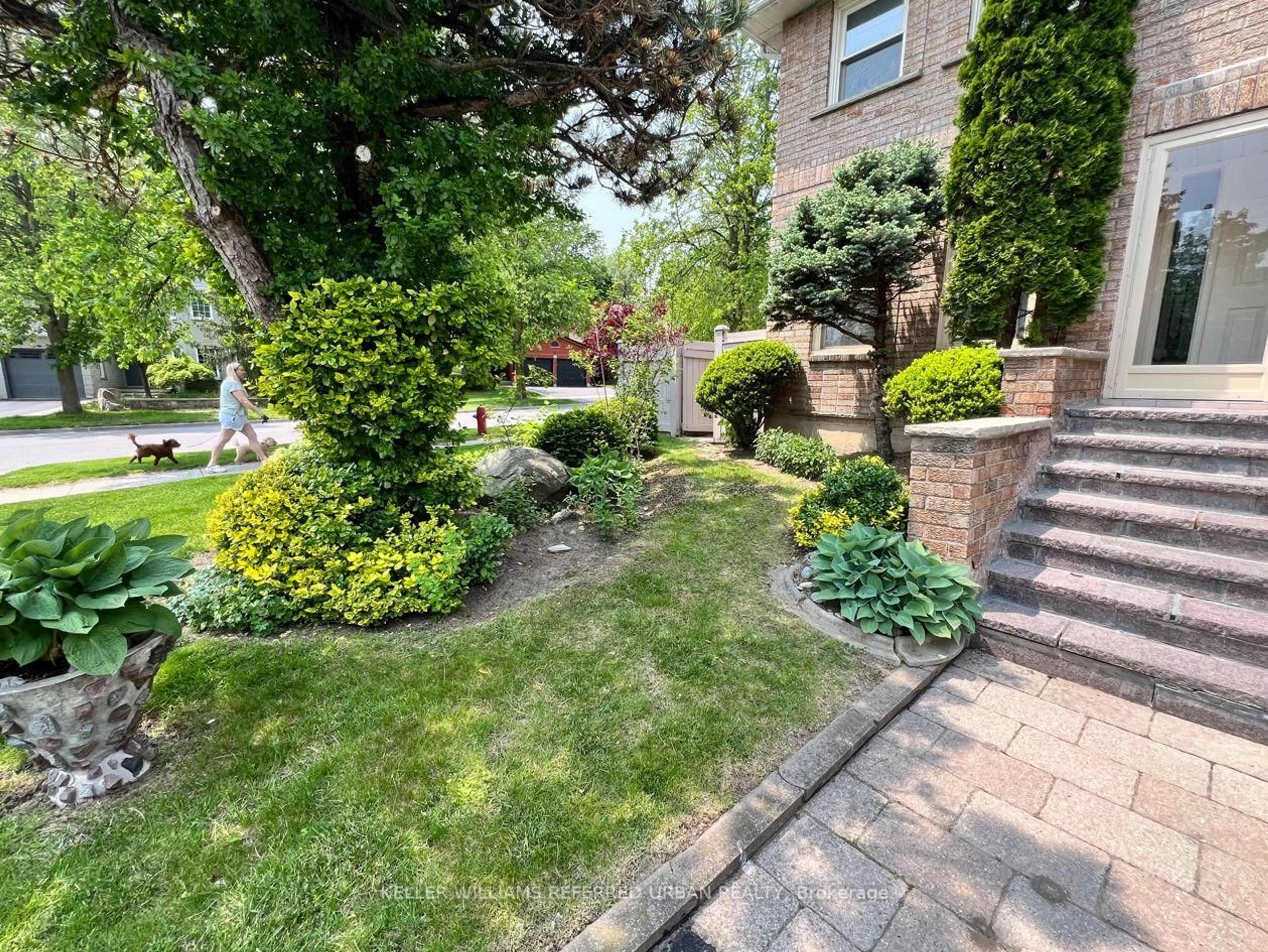 Patio, street for 109 Topham Cres, Richmond Hill Ontario L4C 9E9