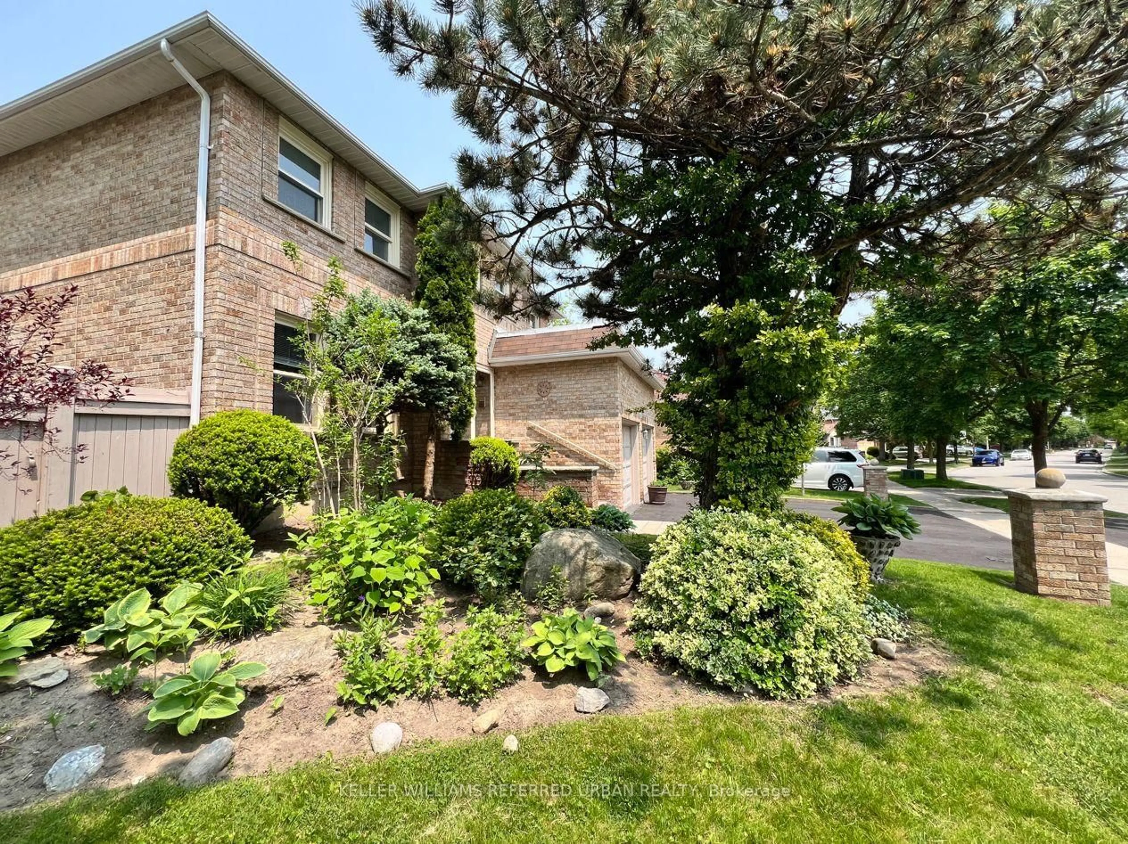 A pic from outside/outdoor area/front of a property/back of a property/a pic from drone, street for 109 Topham Cres, Richmond Hill Ontario L4C 9E9