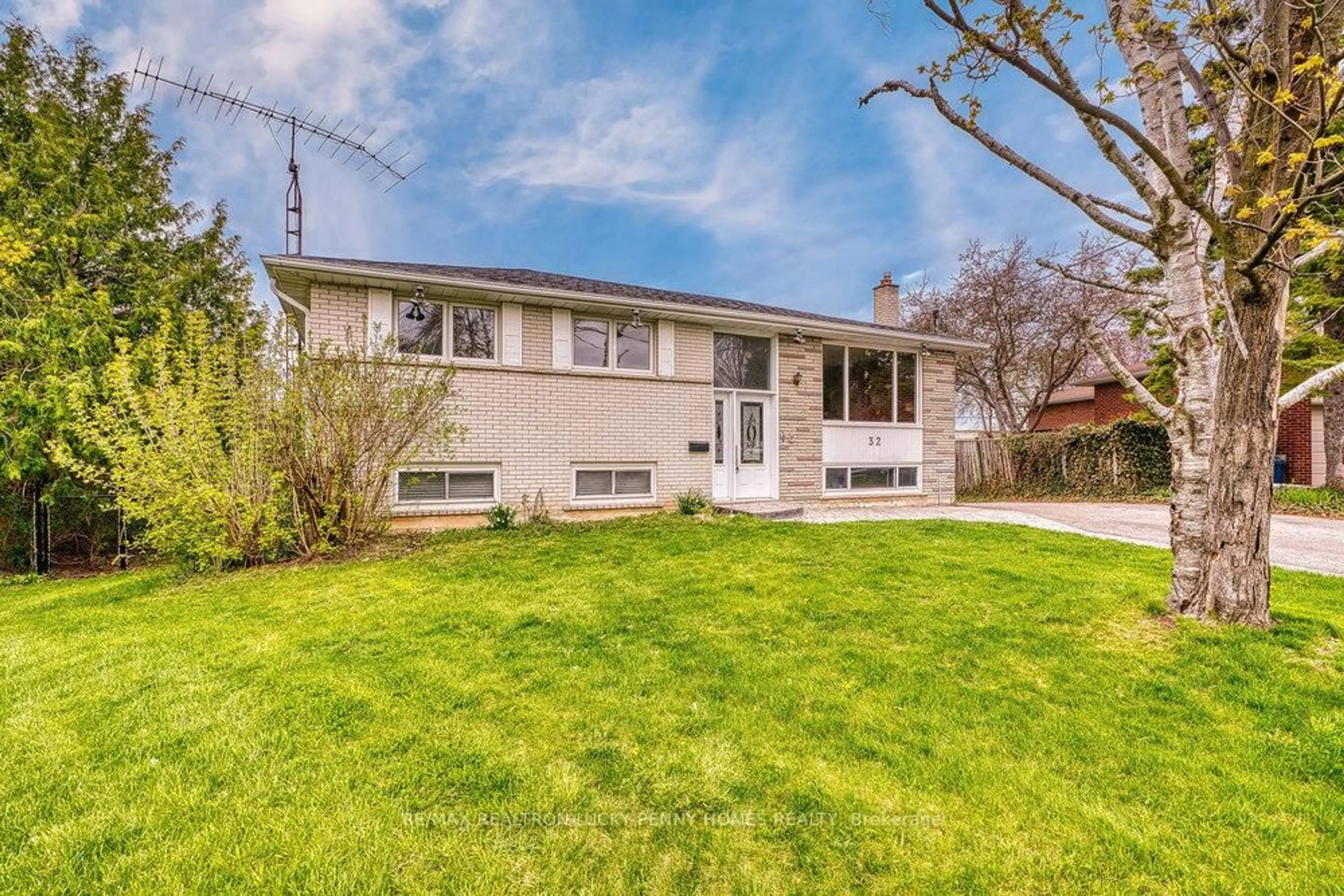 Home with vinyl exterior material, street for 32 King Richard Crt, Markham Ontario L3P 1M1
